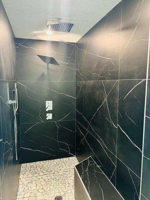 6 Bedrooms ClueThemed Home near parks