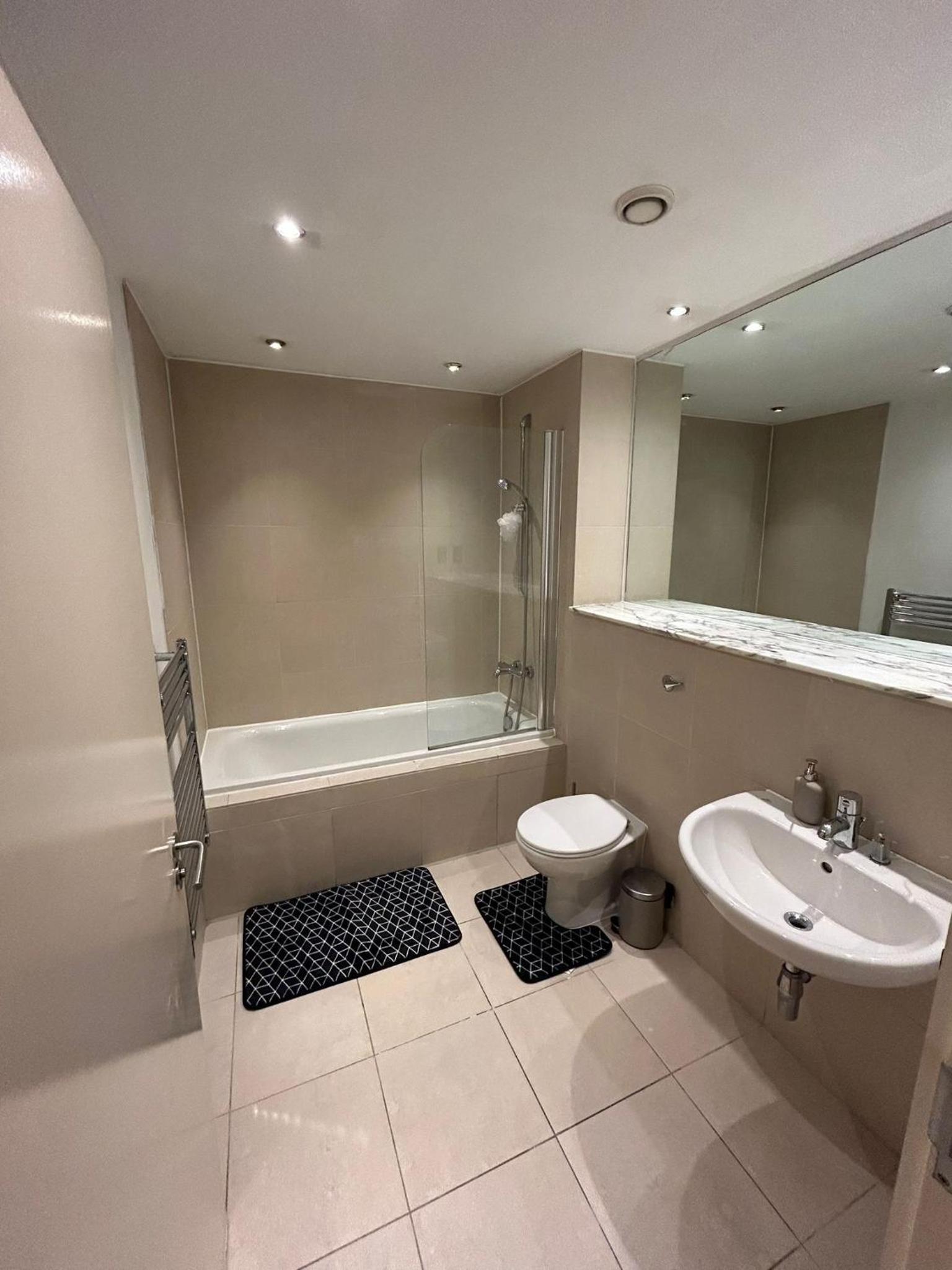 Luxury 2 bedroom apartment Manchester City Centre With Free Parking view 5