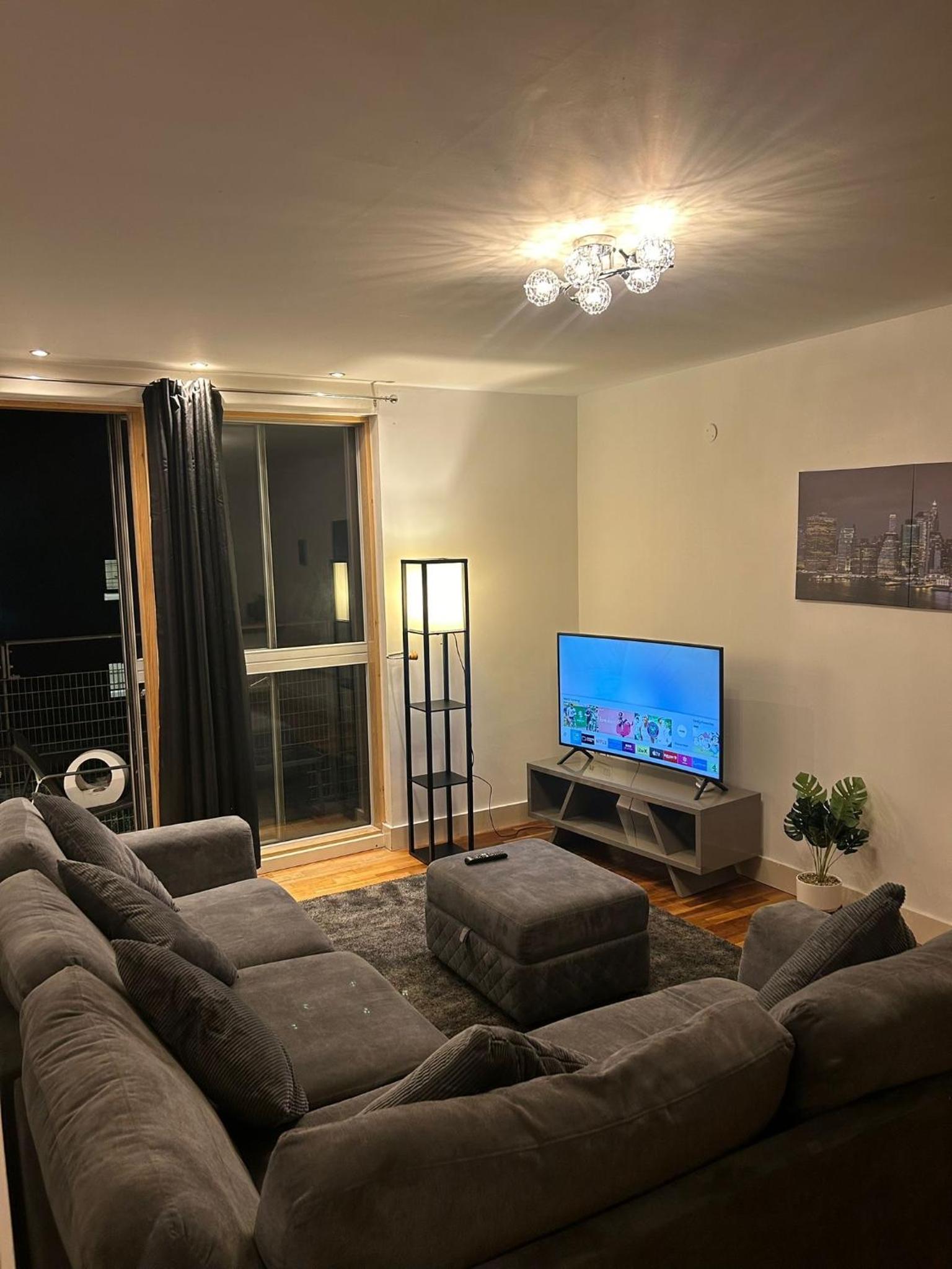 Luxury 2 bedroom apartment Manchester City Centre With Free Parking view 2