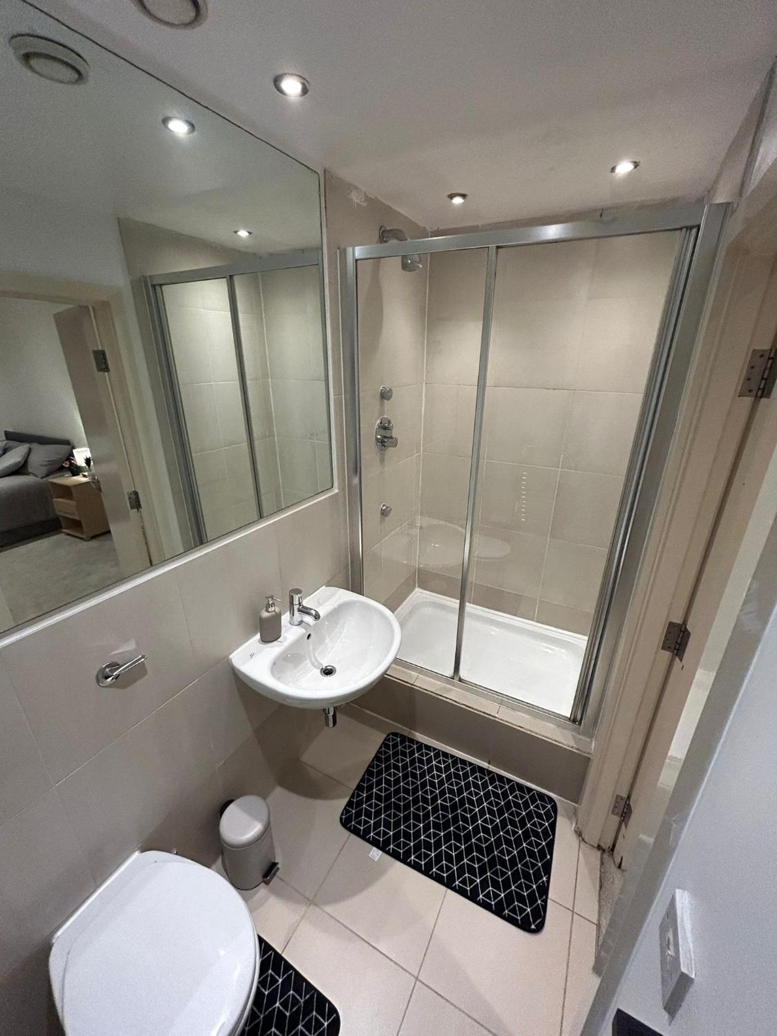 Luxury 2 bedroom apartment Manchester City Centre With Free Parking view 4