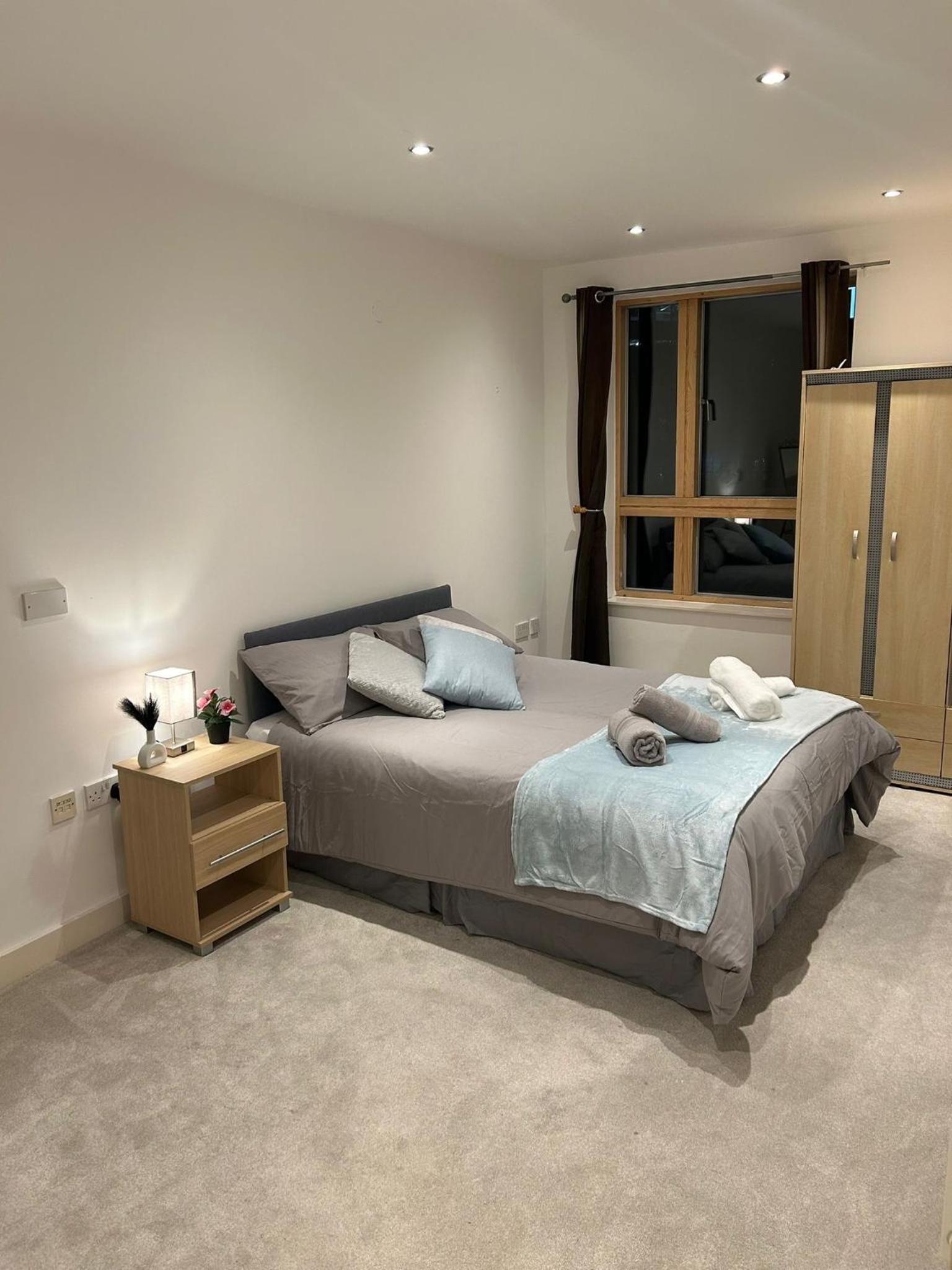 Luxury 2 bedroom apartment Manchester City Centre With Free Parking view 3