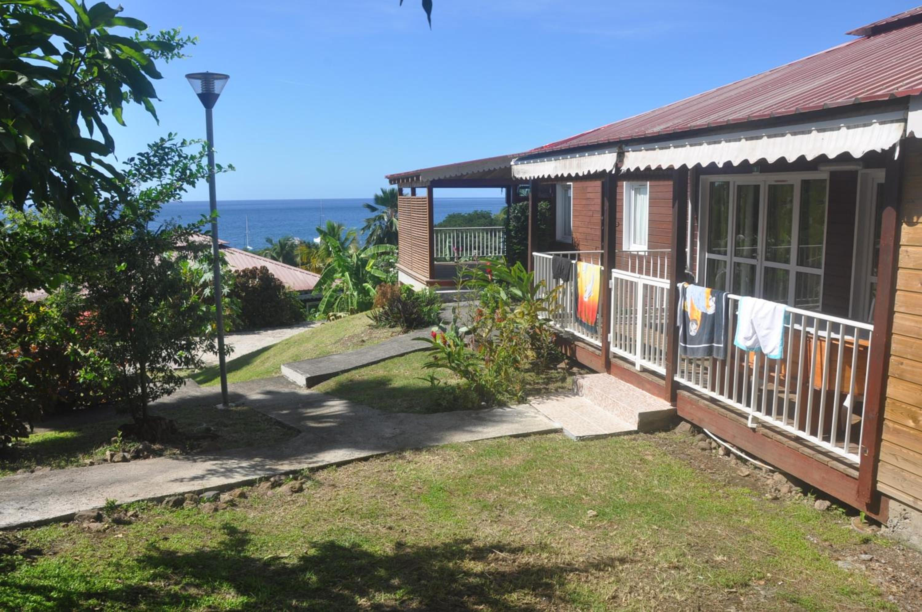 Bungalow charmant proche de Bouillante avec climatisation. view 5