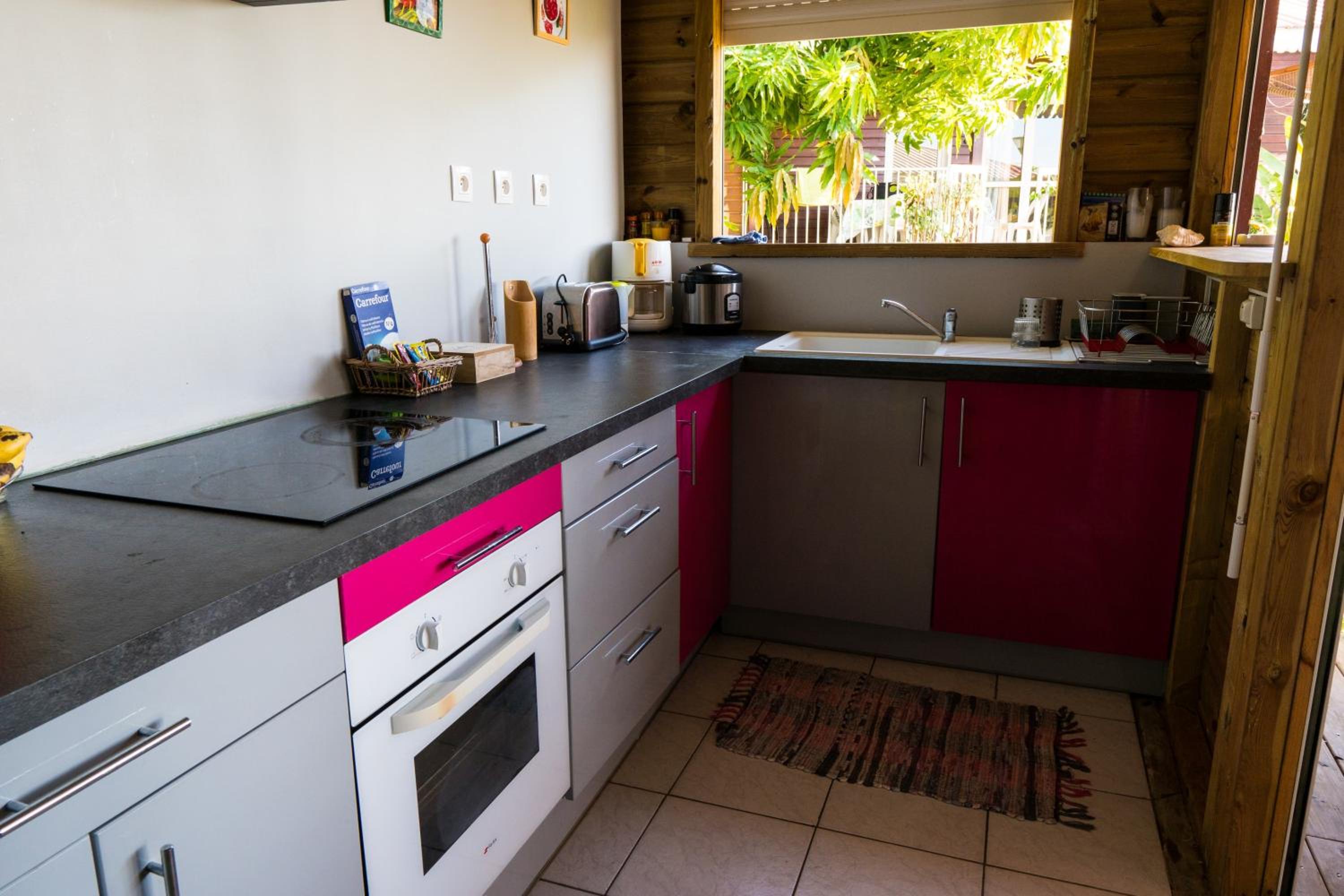Bungalow charmant proche de Bouillante avec climatisation. view 2