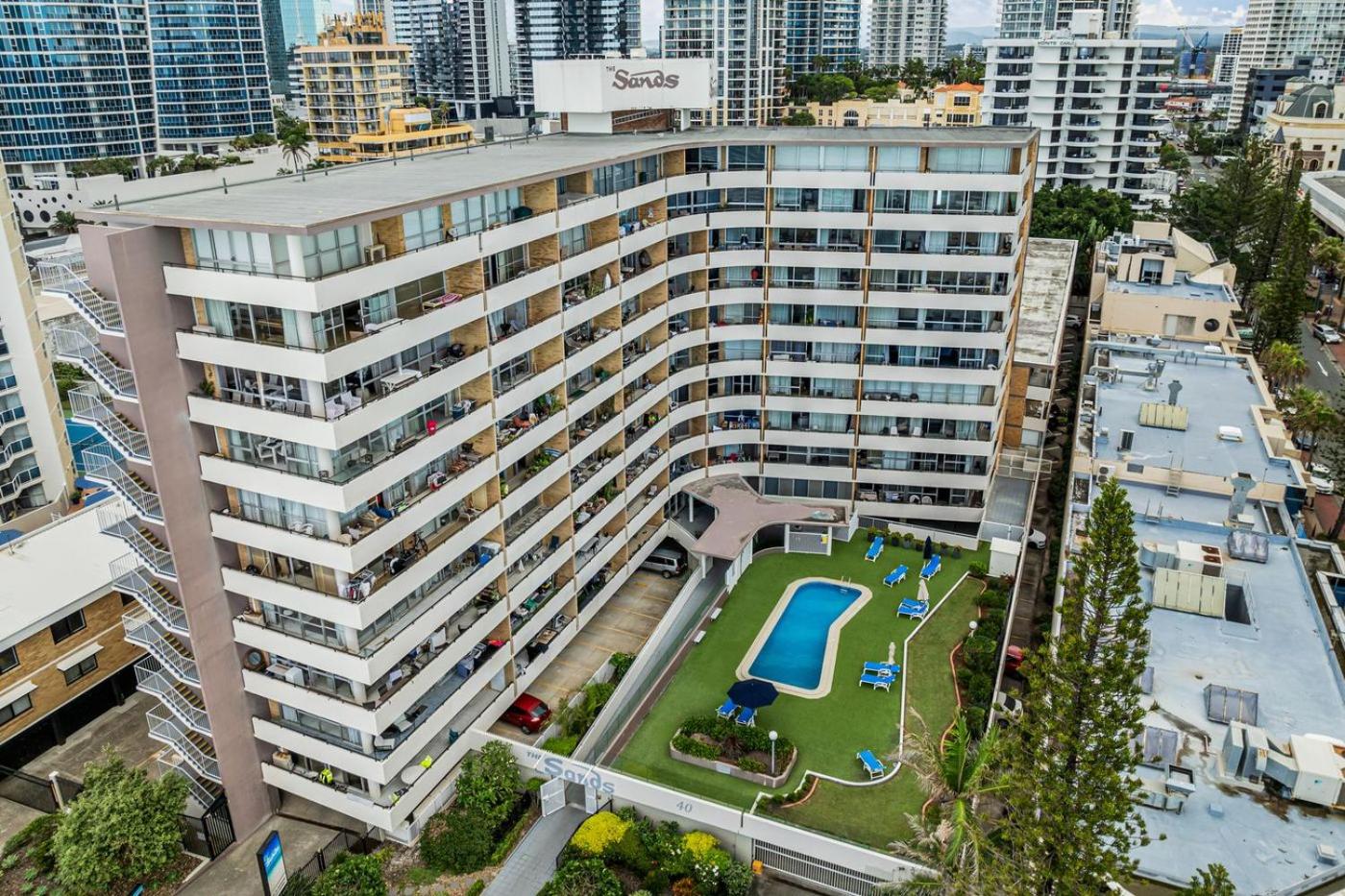 Cozy Central Beachfront Surfers Paradise