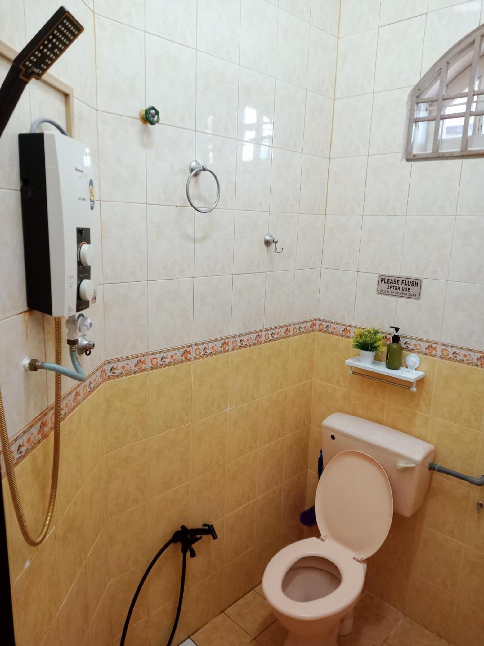Camelia Homestay Bungalow - Mawar House Near Airport and Gong Badak Stadium photo 3