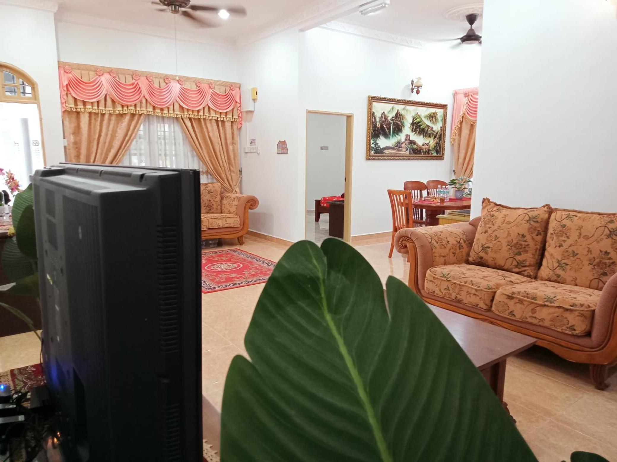 Camelia Homestay Bungalow - Mawar House Near Airport and Gong Badak Stadium