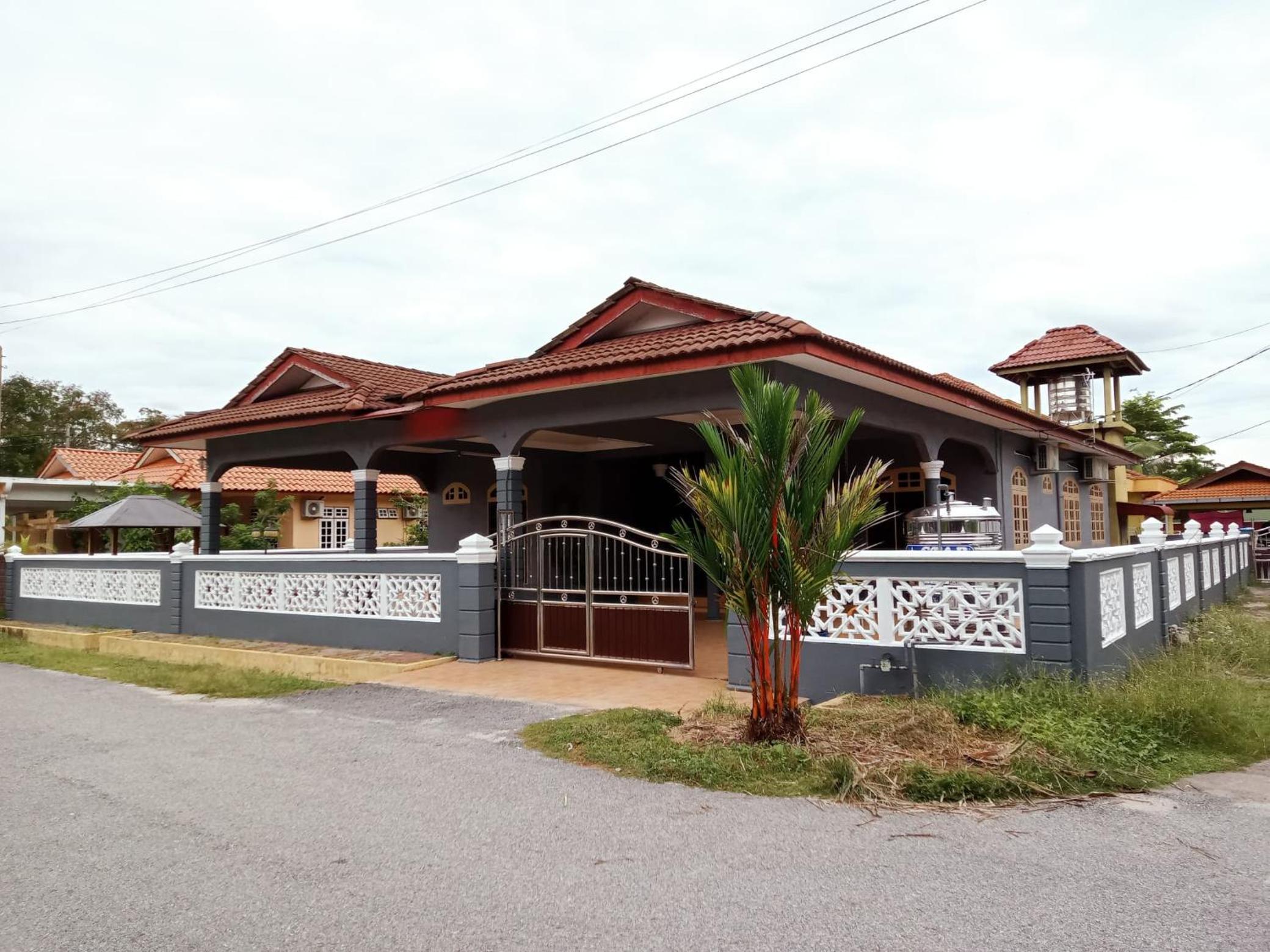 Camelia Homestay Bungalow - Mawar House Near Airport and Gong Badak Stadium