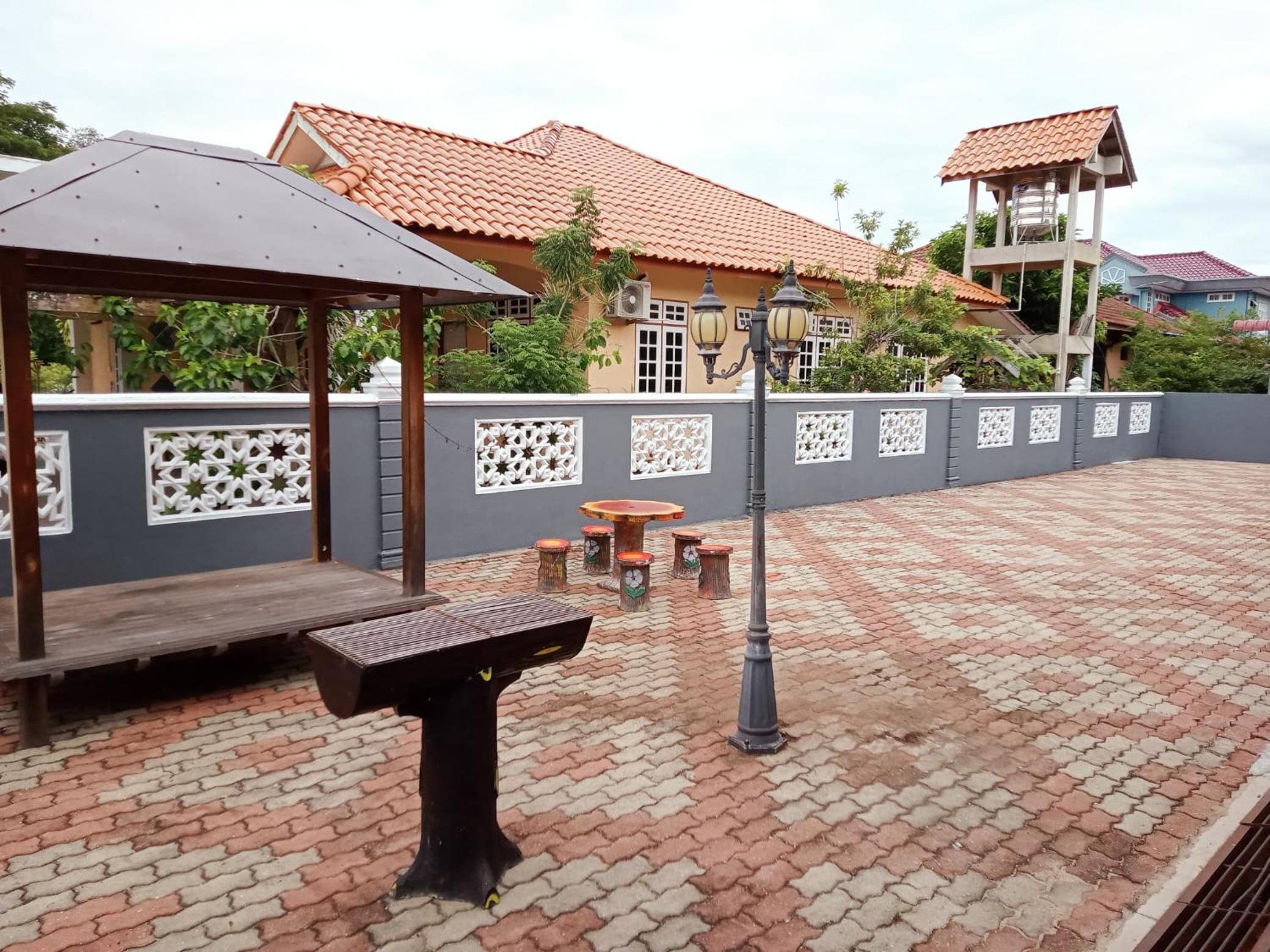 Camelia Homestay Bungalow - Mawar House Near Airport and Gong Badak Stadium