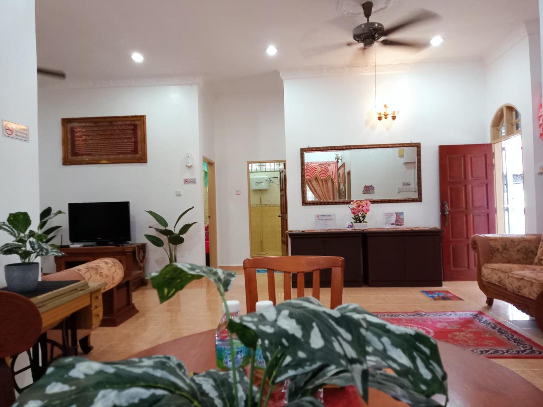 Camelia Homestay Bungalow - Mawar House Near Airport and Gong Badak Stadium photo 7