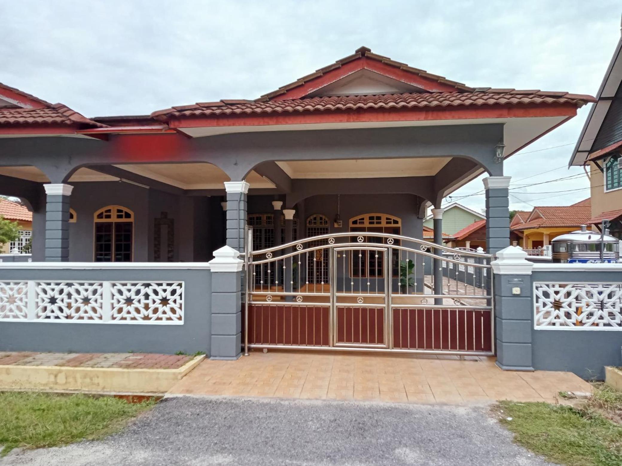 Camelia Homestay Bungalow - Mawar House Near Airport and Gong Badak Stadium photo 1