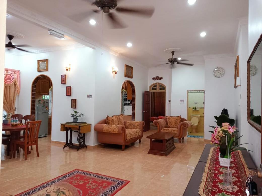 Camelia Homestay Bungalow - Mawar House Near Airport and Gong Badak Stadium photo 4