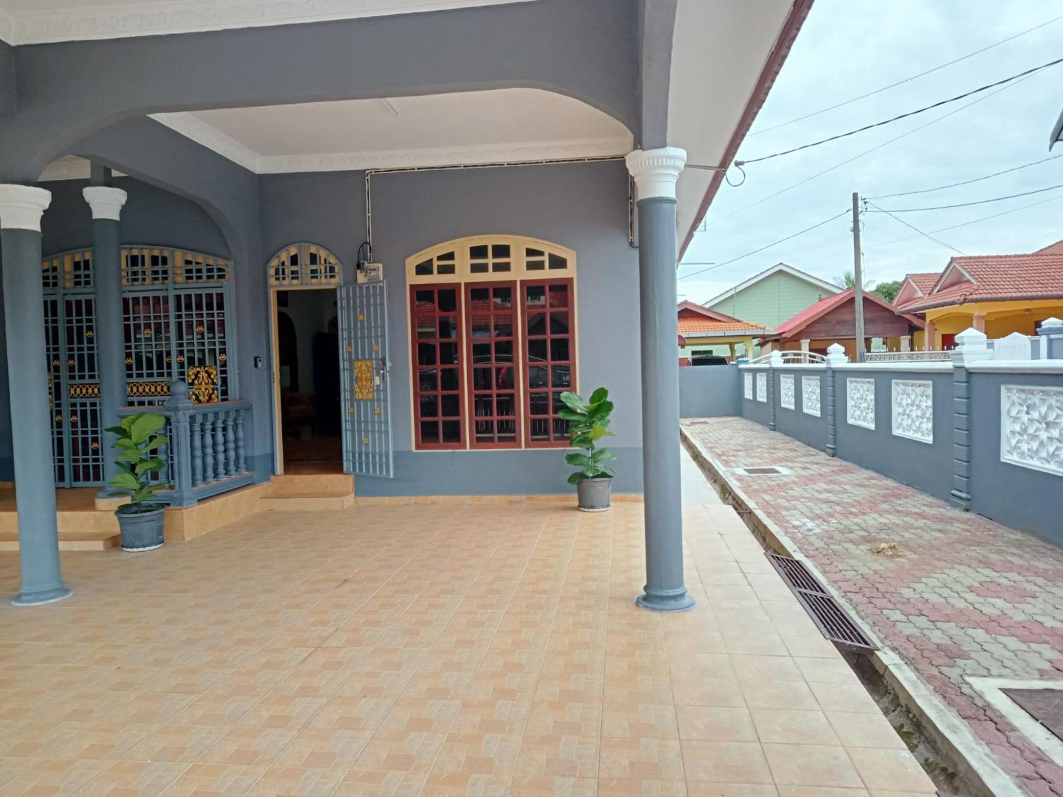Camelia Homestay Bungalow - Mawar House Near Airport and Gong Badak Stadium