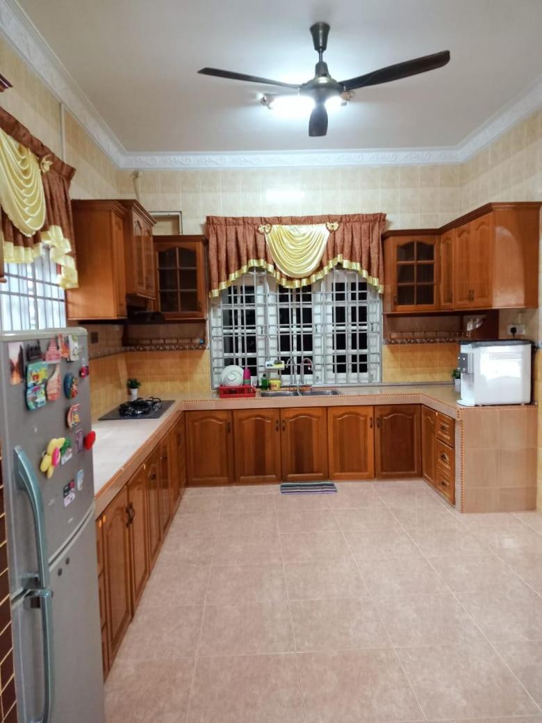 Camelia Homestay Bungalow - Mawar House Near Airport and Gong Badak Stadium photo 2