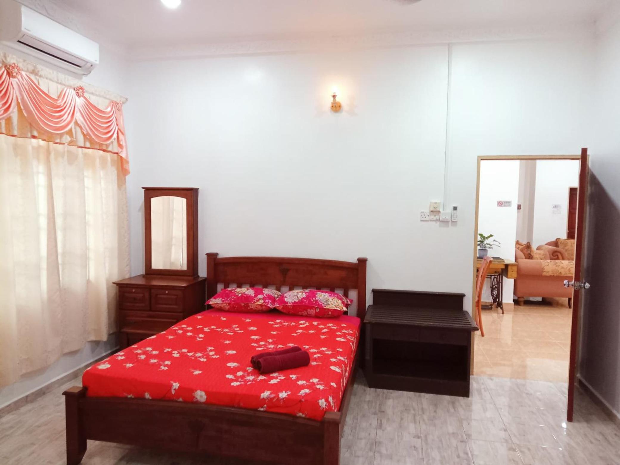 Camelia Homestay Bungalow - Mawar House Near Airport and Gong Badak Stadium