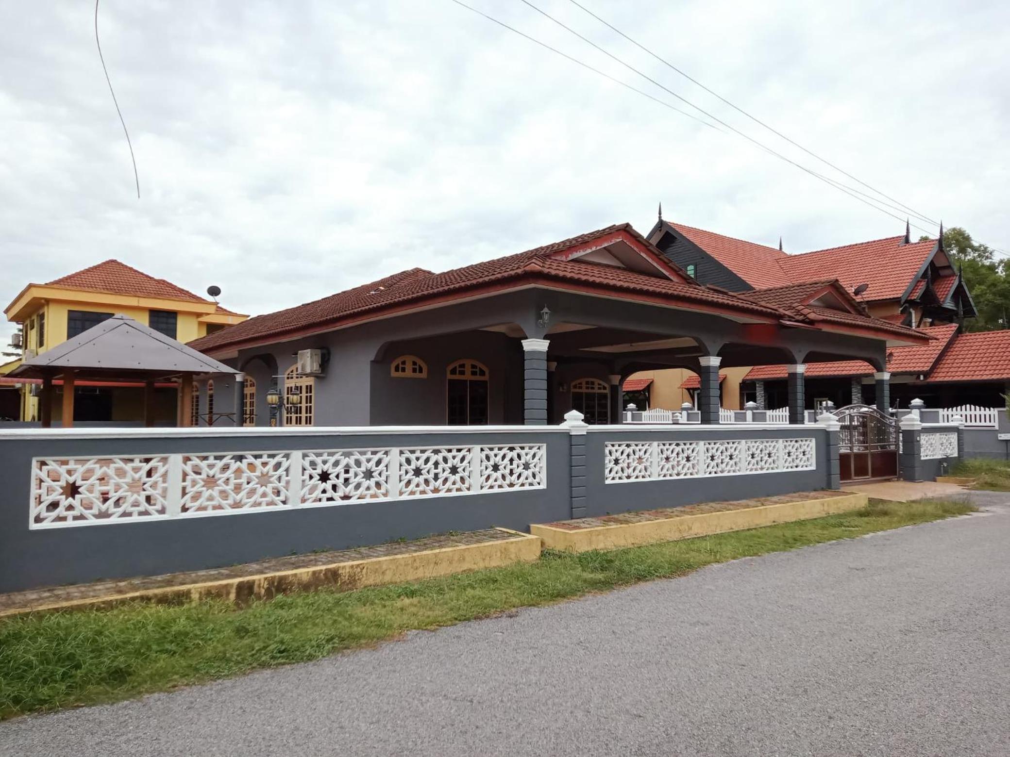 Camelia Homestay Bungalow - Mawar House Near Airport and Gong Badak Stadium