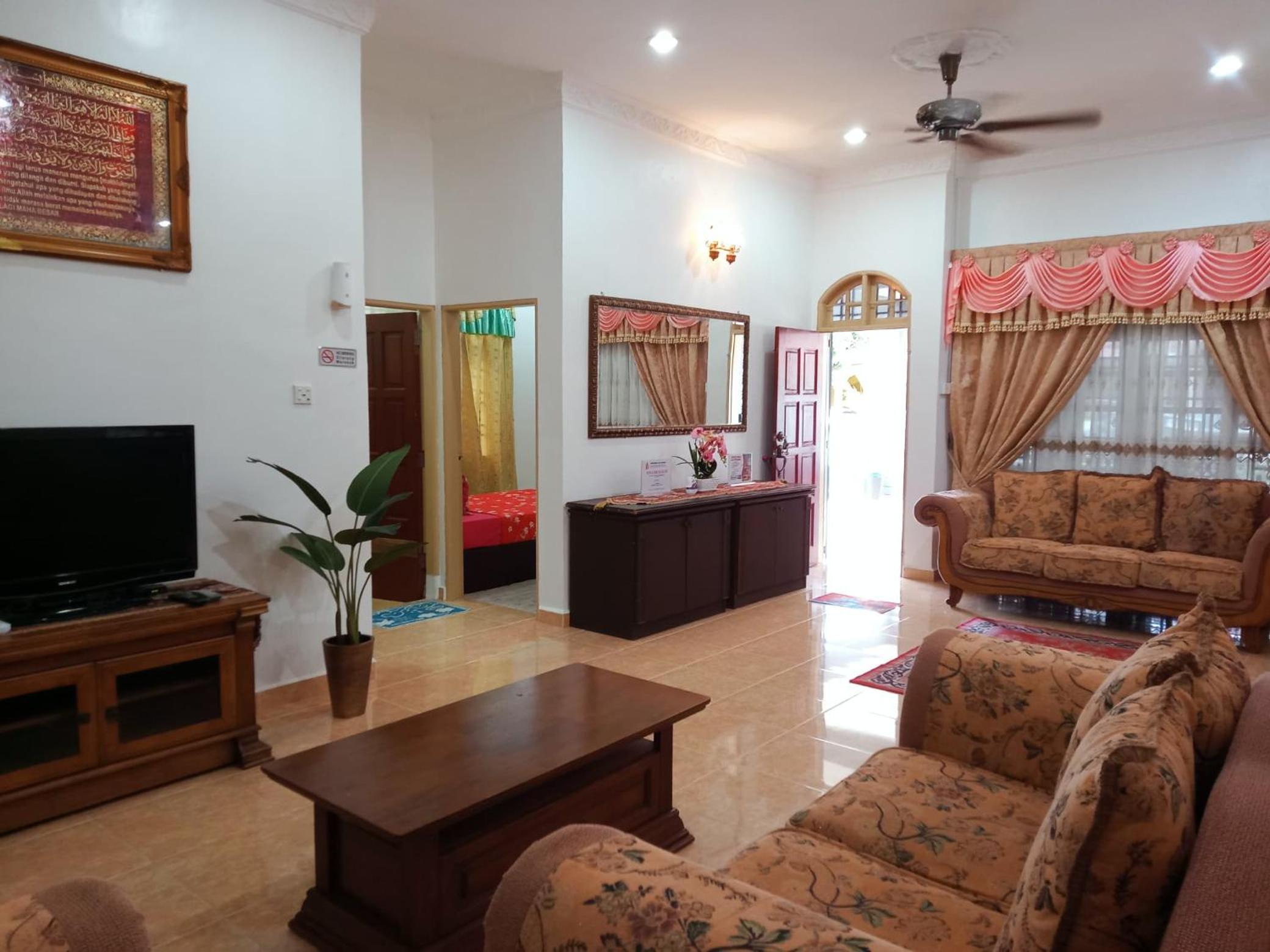Camelia Homestay Bungalow - Mawar House Near Airport and Gong Badak Stadium