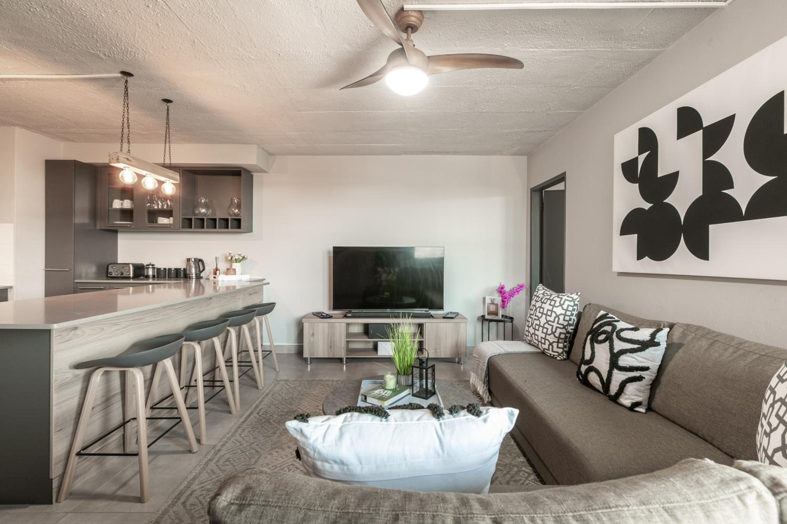 Stylish Stunner in Circa 205 view 3