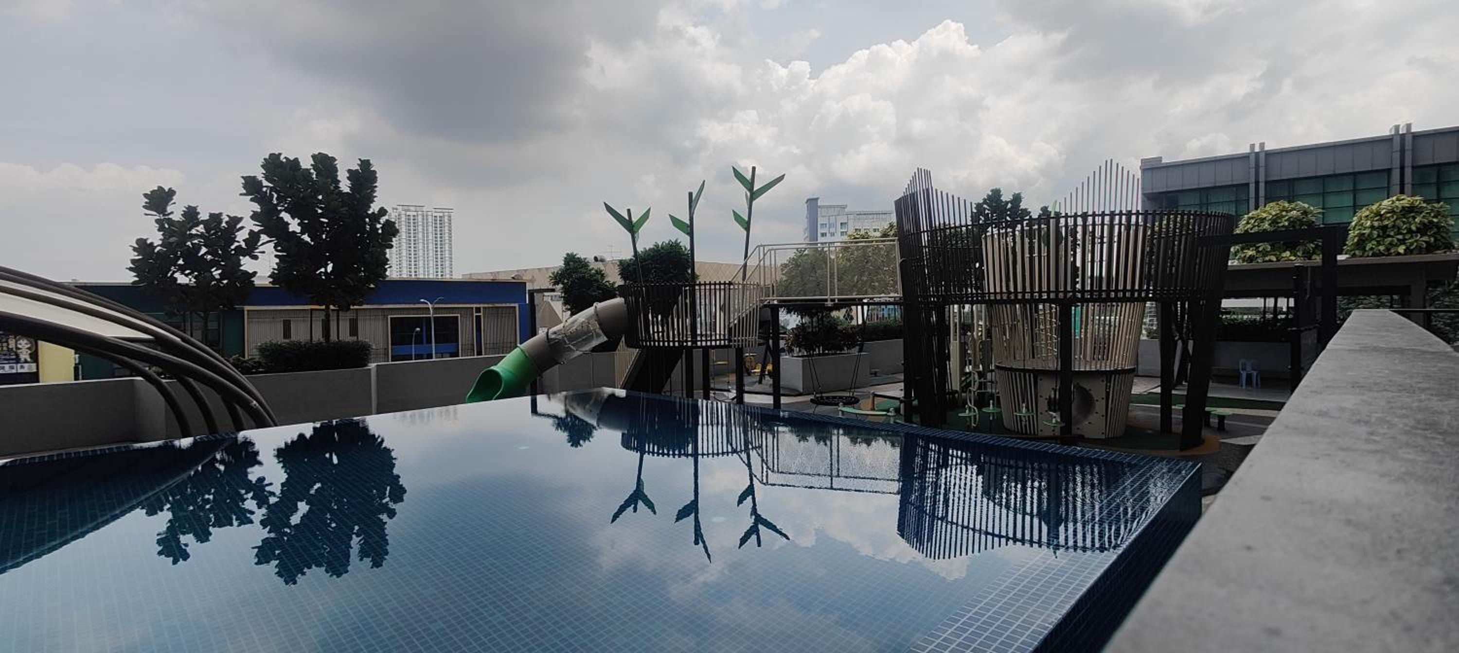 THR1 Cozy Studio with Netflix at SKYTREES Bukit Indah