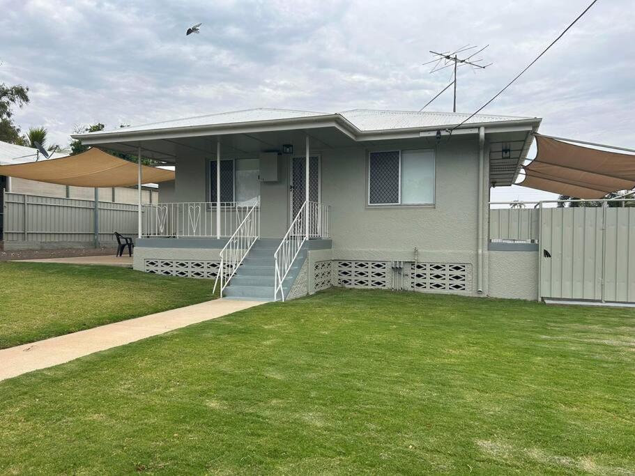 Mt Isa - Emerald Gem 3 Bedroom home QUIET AREA