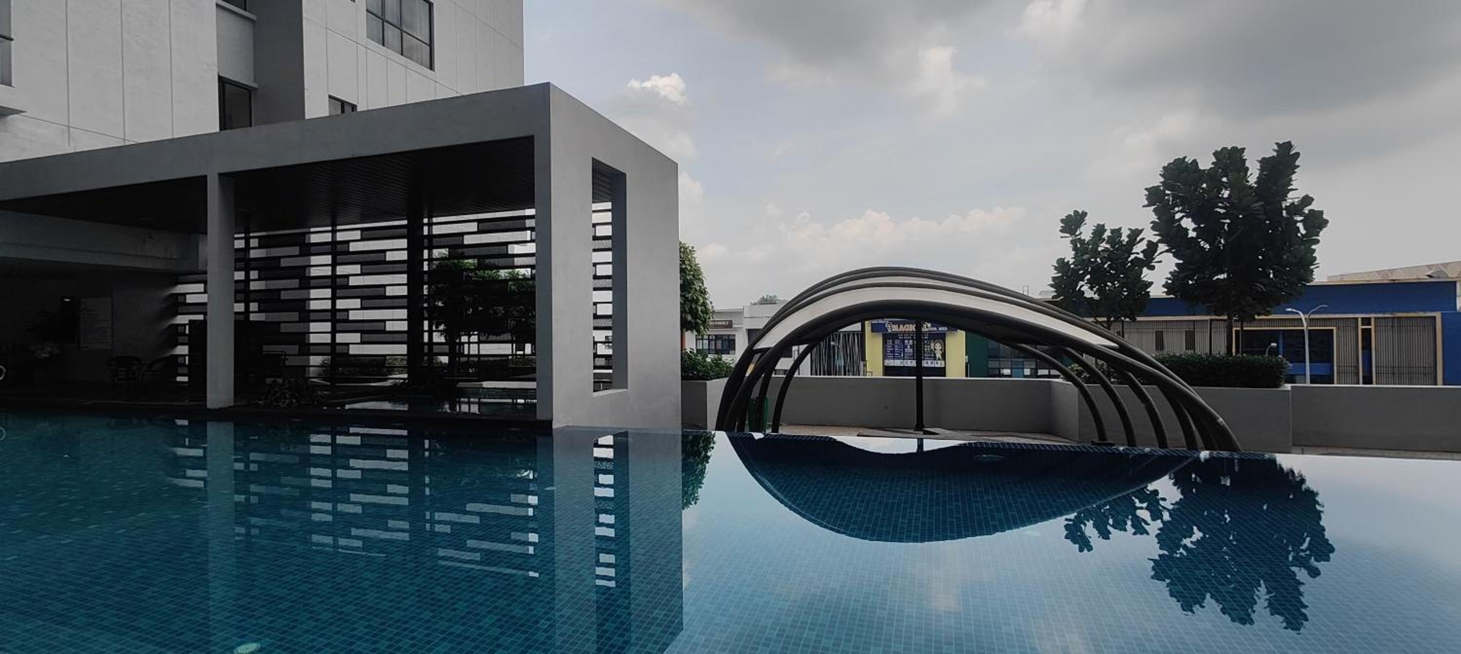 THR1 Cozy Studio with Netflix at SKYTREES Bukit Indah