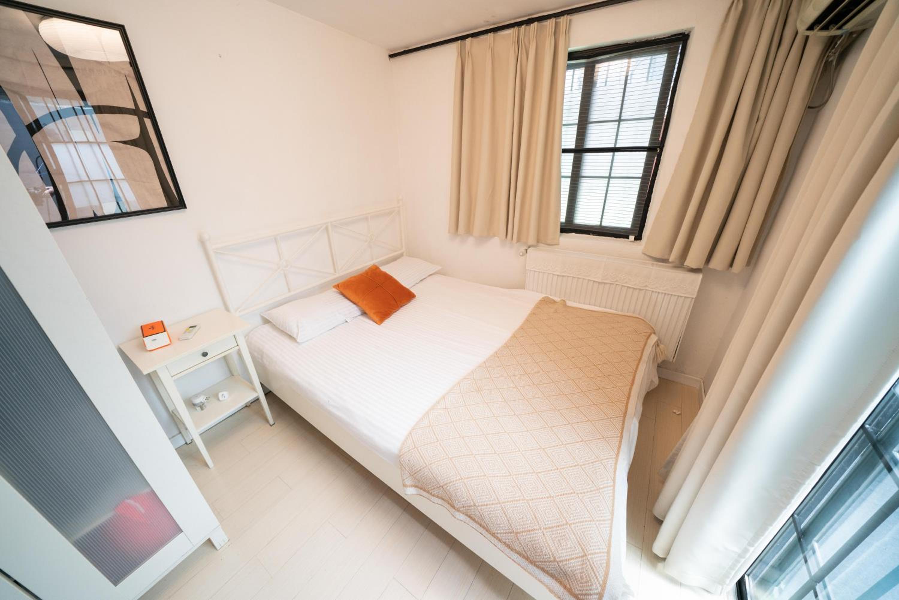Shanghai Downtown Yi Du B&B - Near South Shaanxi Road Metro Station 600meters
