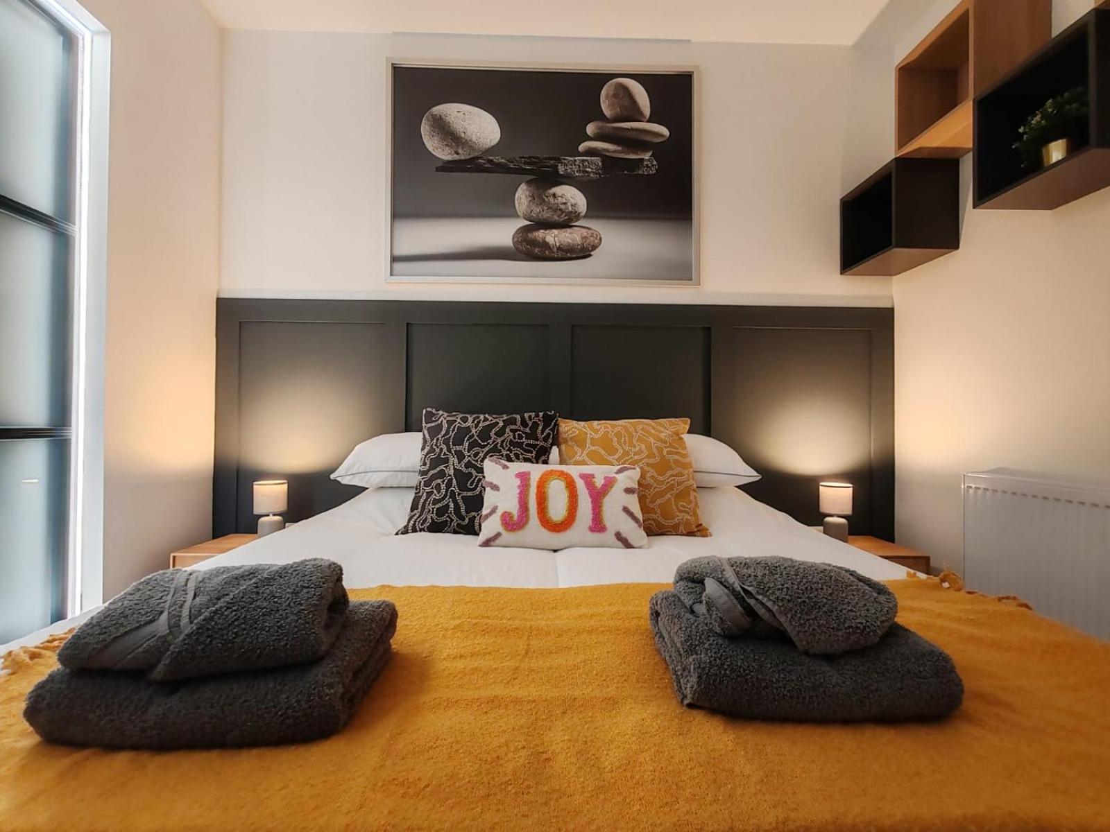 Brand New Apt - Beach Breeze Spacious 1-Bedroom Apartment with parking - sleeps 4 ppl- internet view 3