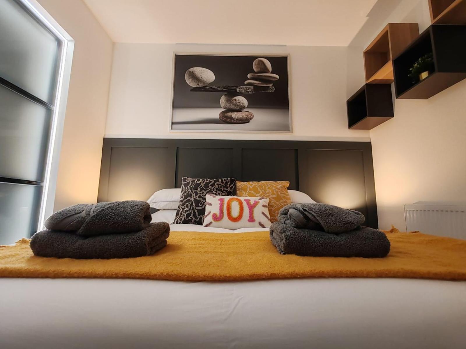 Brand New Apt - Beach Breeze Spacious 1-Bedroom Apartment with parking - sleeps 4 ppl- internet view 4