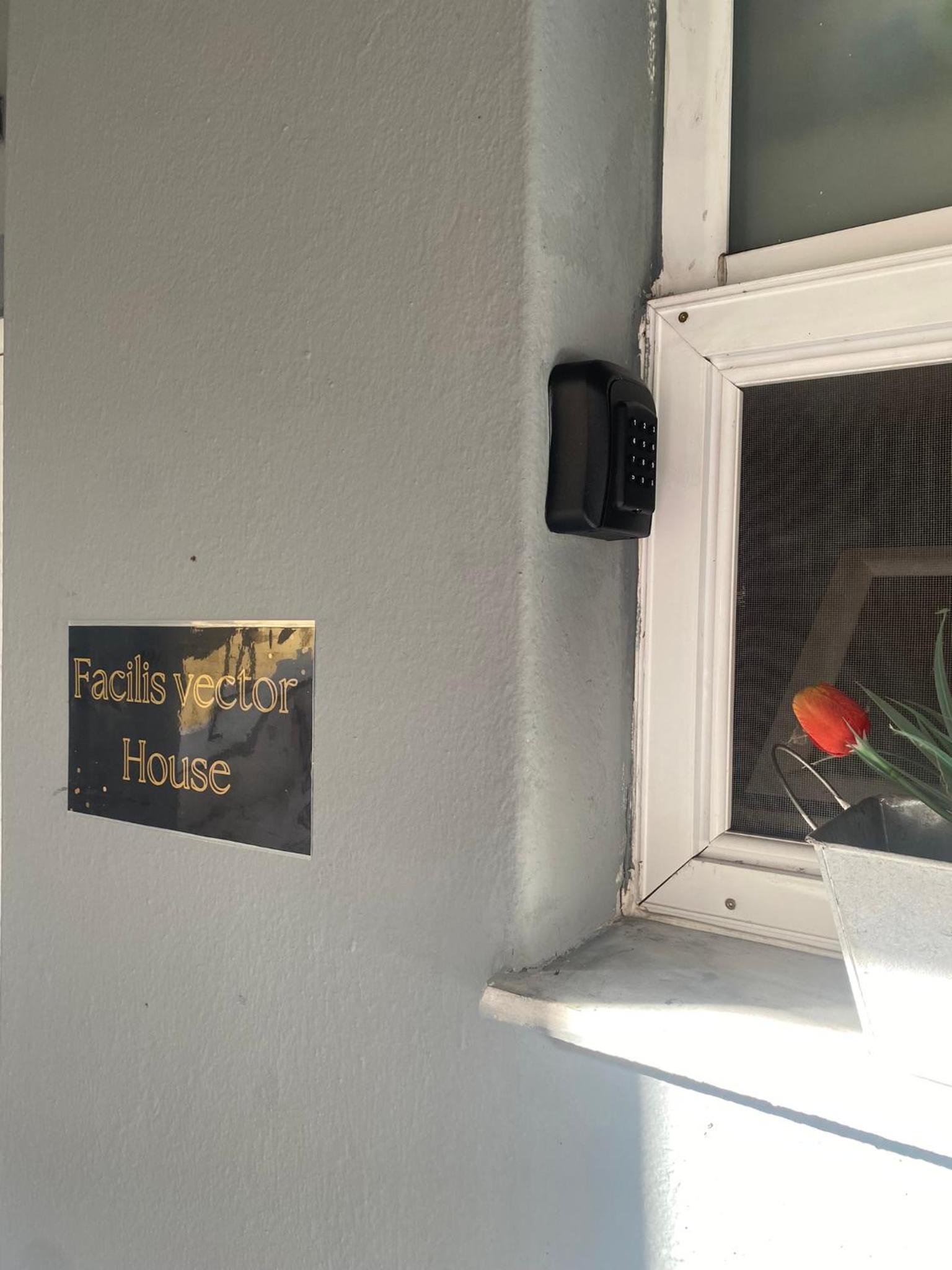 Facilis Vector House