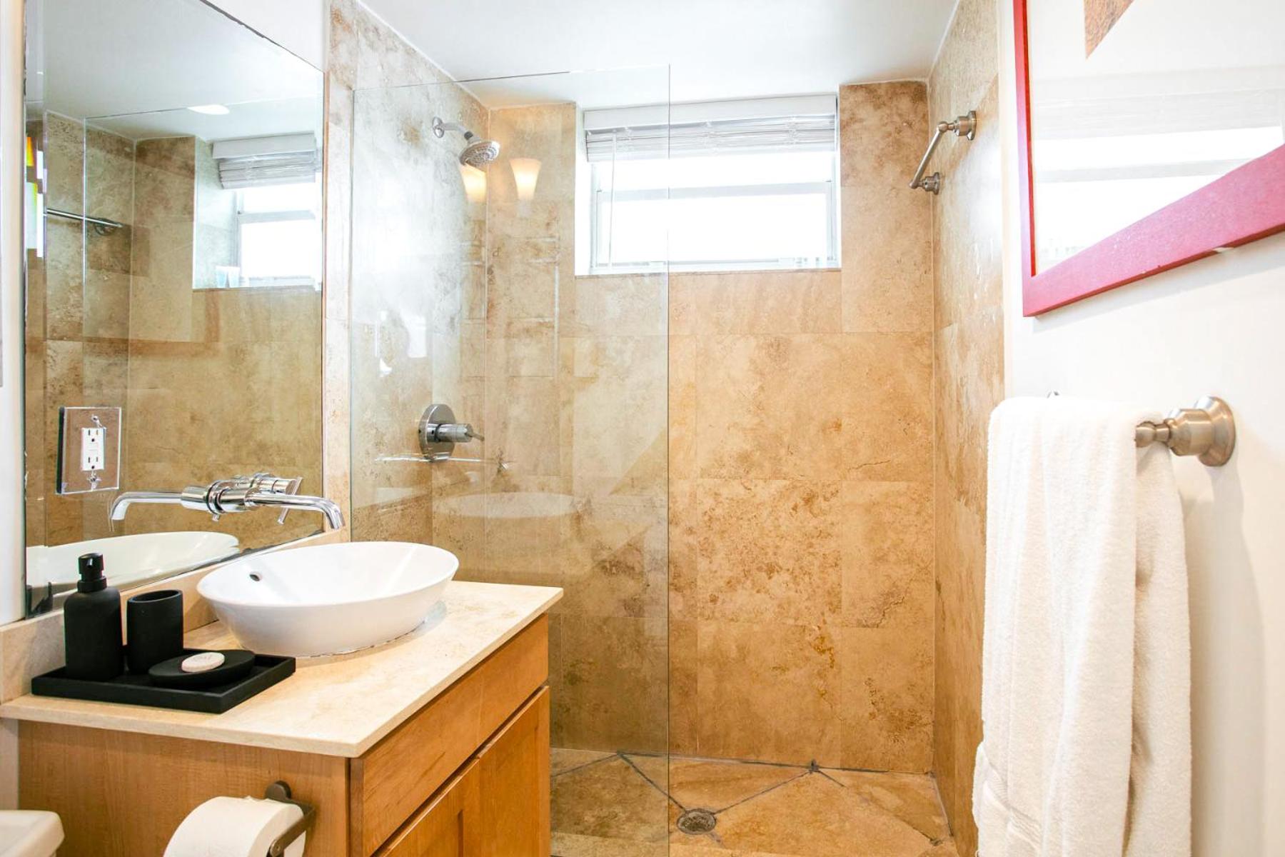 Spacious Apt in the heart of South Beach view 4
