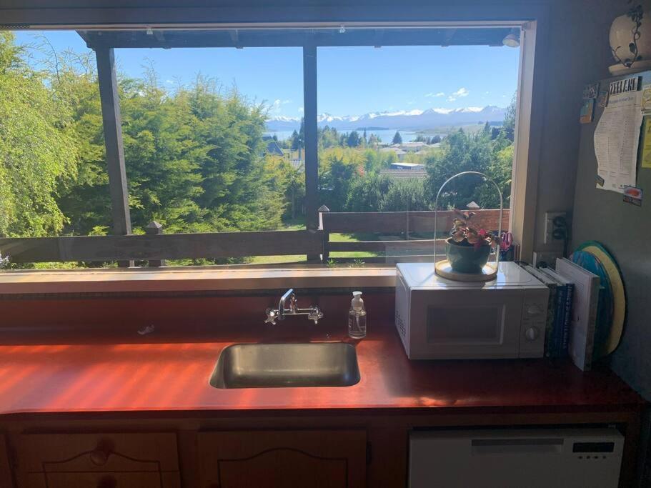 Lake Escape-stunning views and close to town