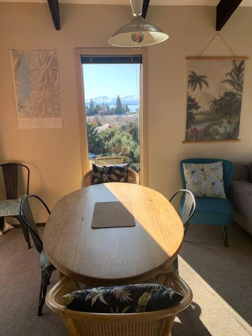 Lake Escape-stunning views and close to town
