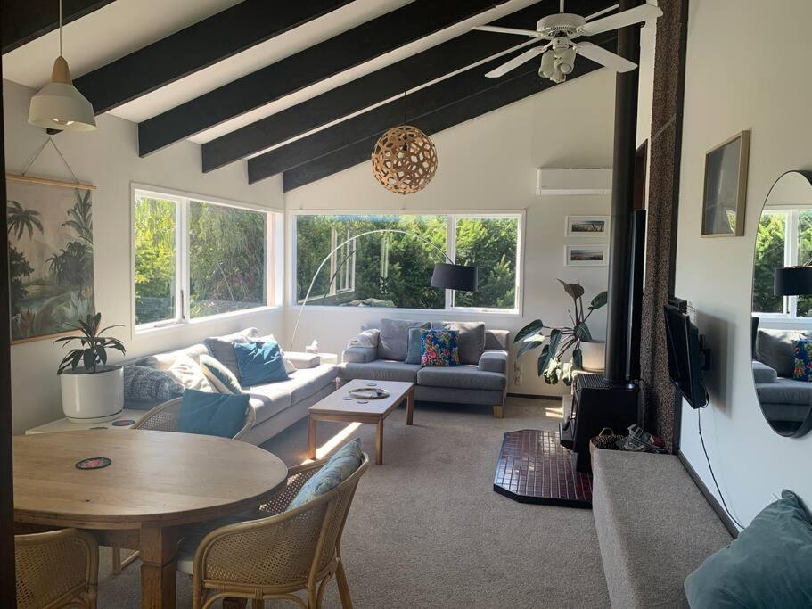 Lake Escape-stunning views and close to town