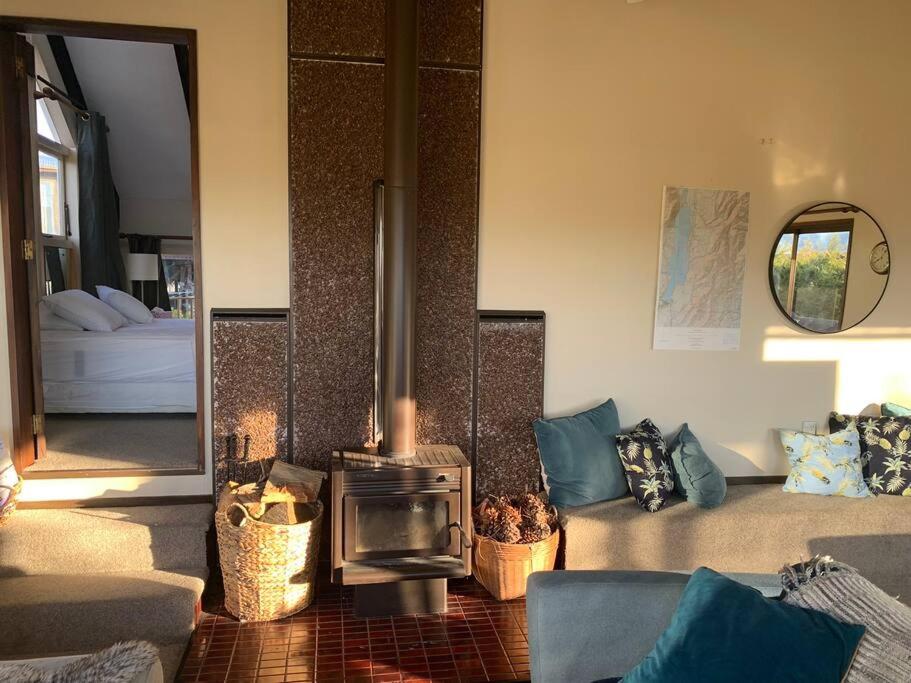 Lake Escape-stunning views and close to town