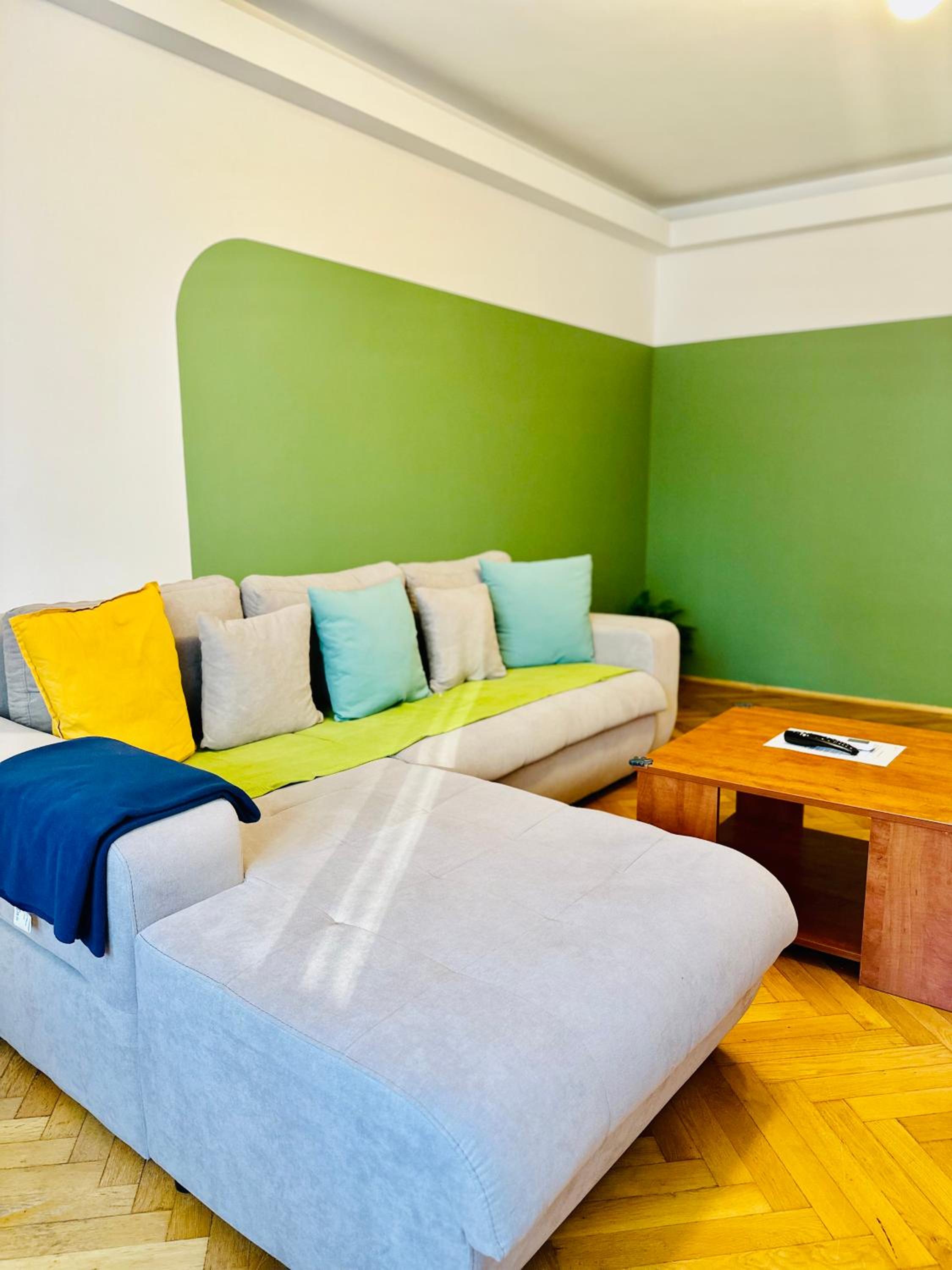 Elegant, Airy & Comfortable 2BR with Parking Parliament view 5