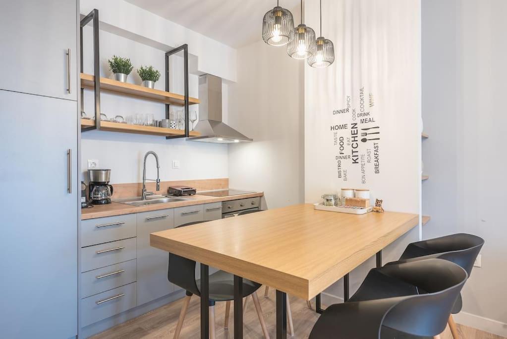 Urban Apartment with Rooftop Acropolis View Access