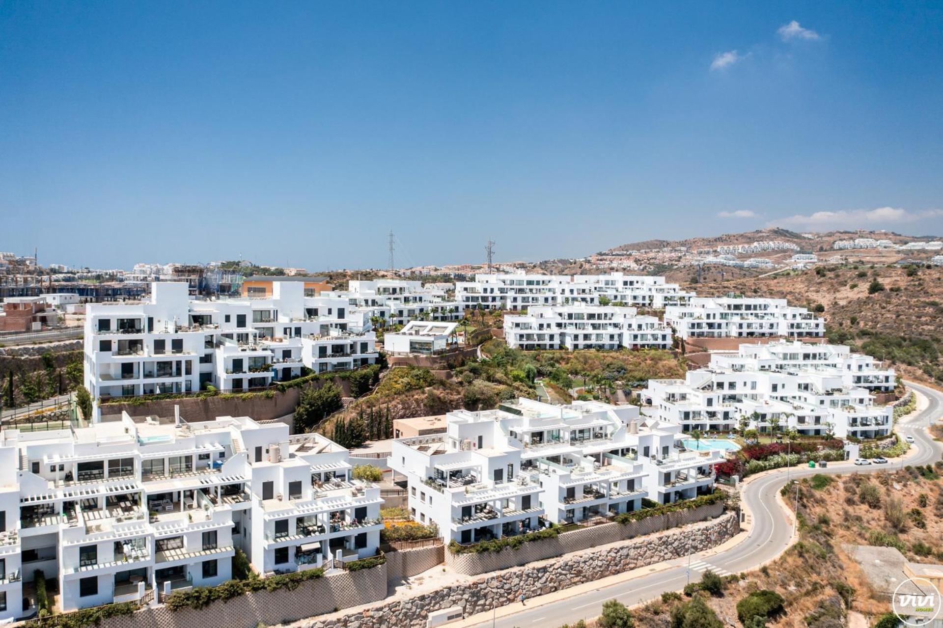 ViVi Homes - Golden Horizon Sauna, Pool, Gym & Beach