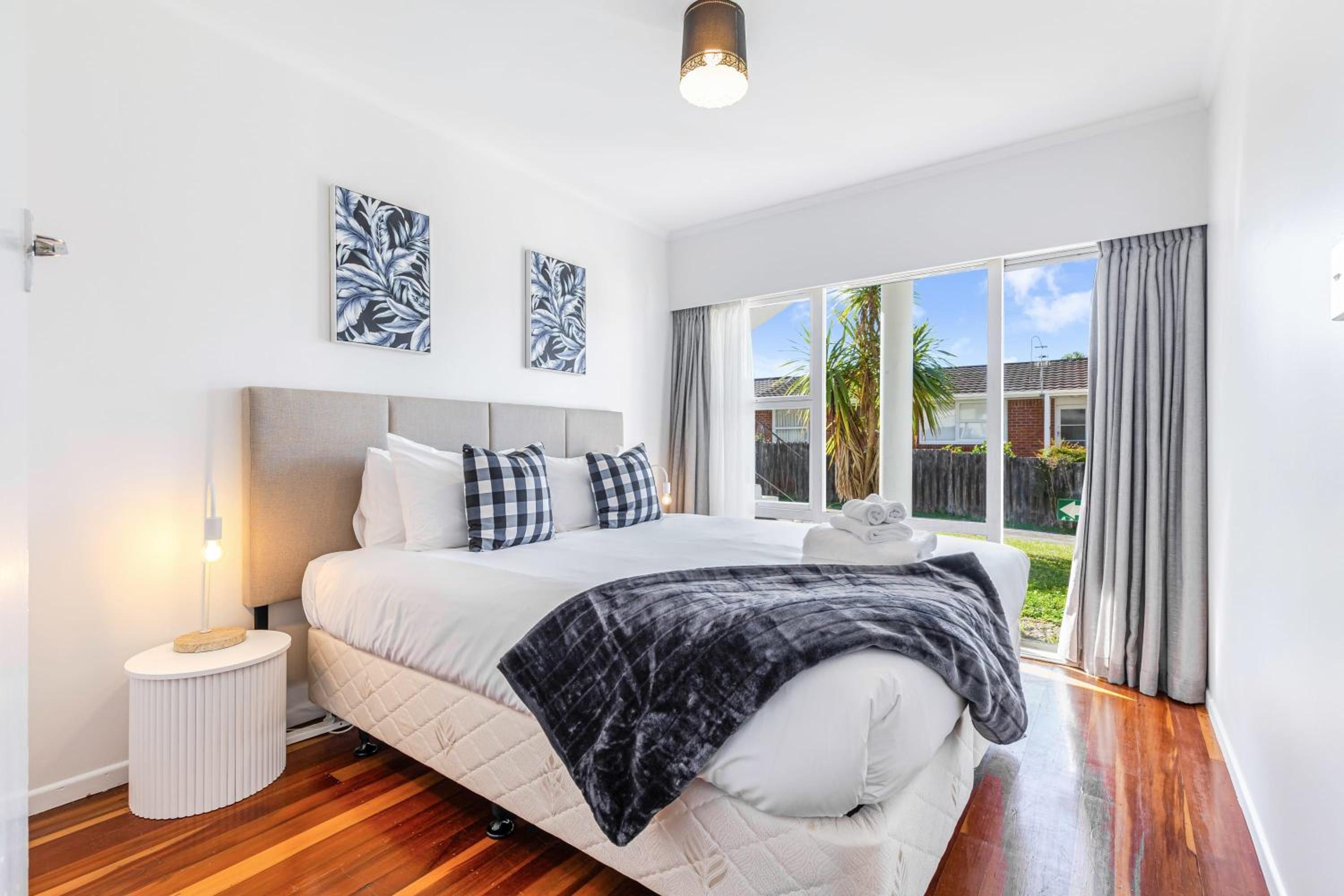 Takapuna 2 BR House near beach with parking-Villa view 2