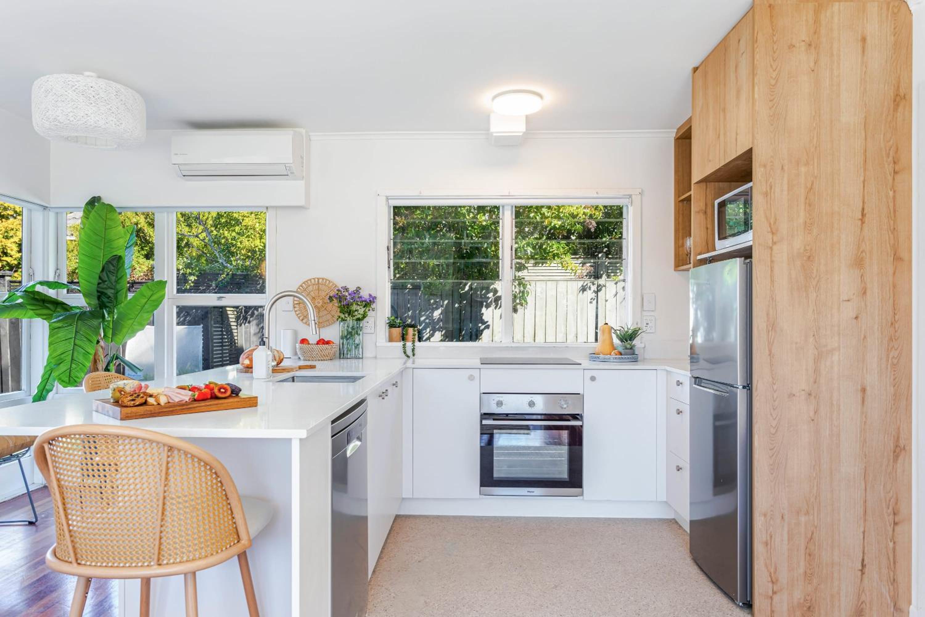 Takapuna 2 BR House near beach with parking-Villa view 5