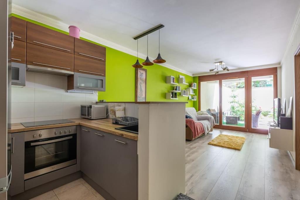 Charming Apartment with Quiet Garden in Downtown view 4