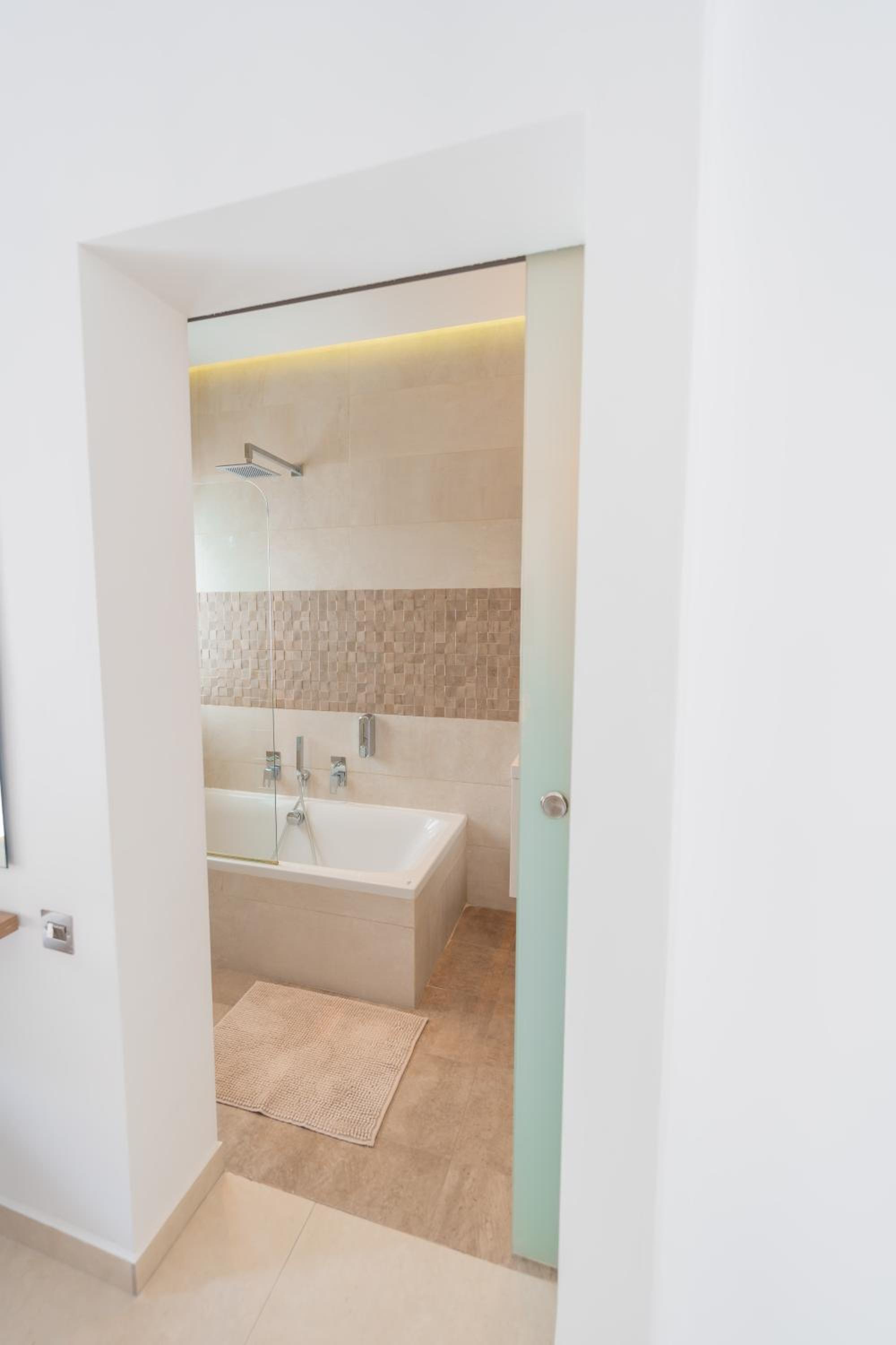 Stunning Seafront Flat in Sliema view 4