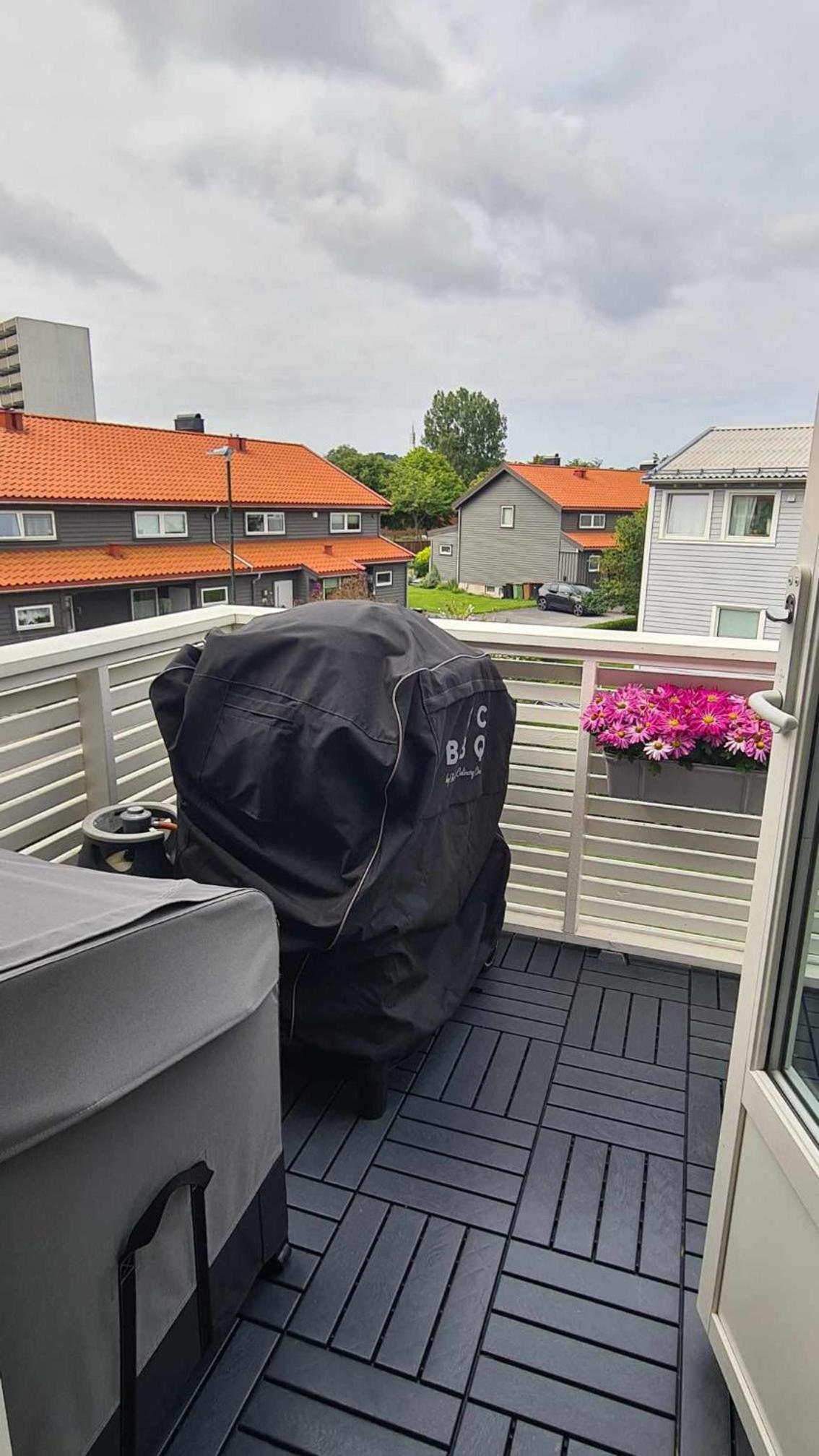 Modern One-Bedroom Apartment with balcony