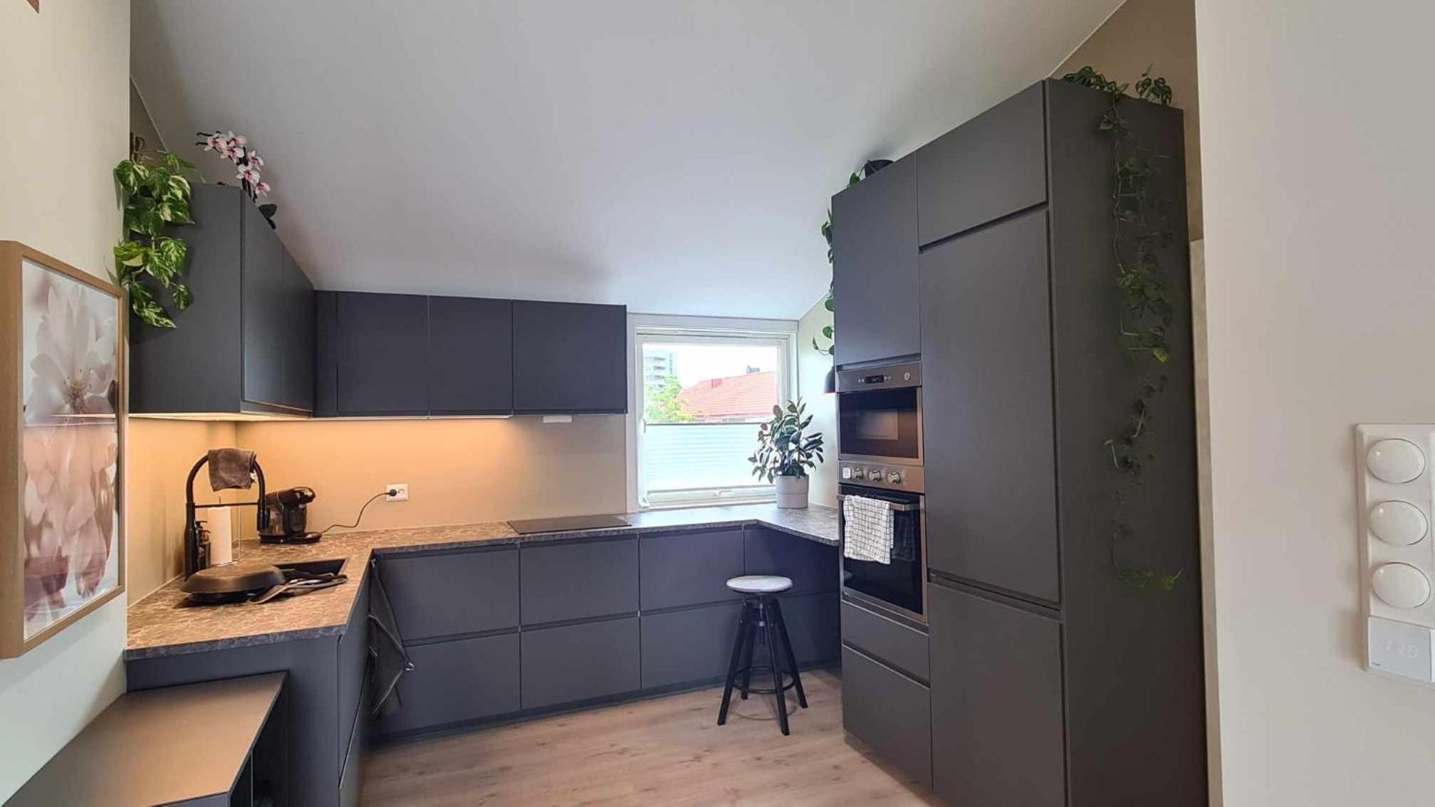 Modern One-Bedroom Apartment with balcony
