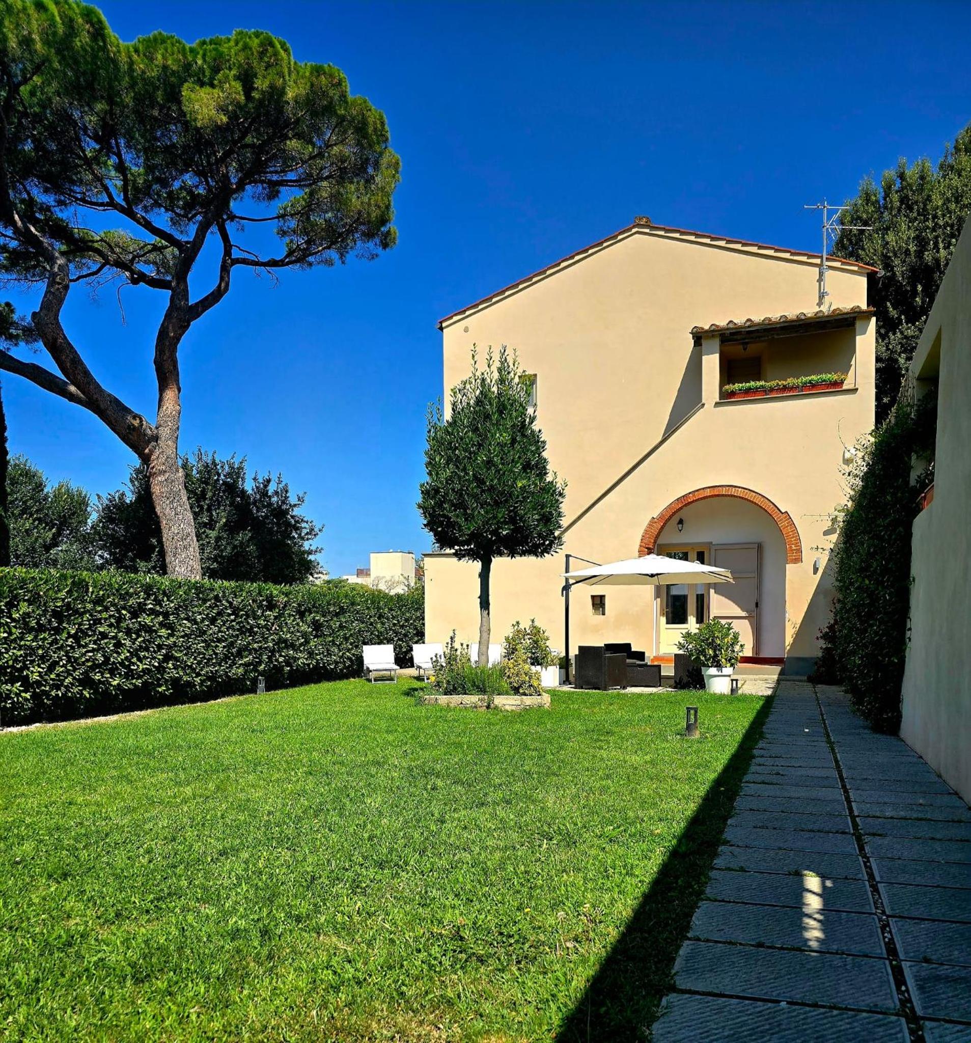 La Villa apartments Tinaia - Excellent for Sardegna & Corsica - 6-8 beds - Private parking included with camera view 2