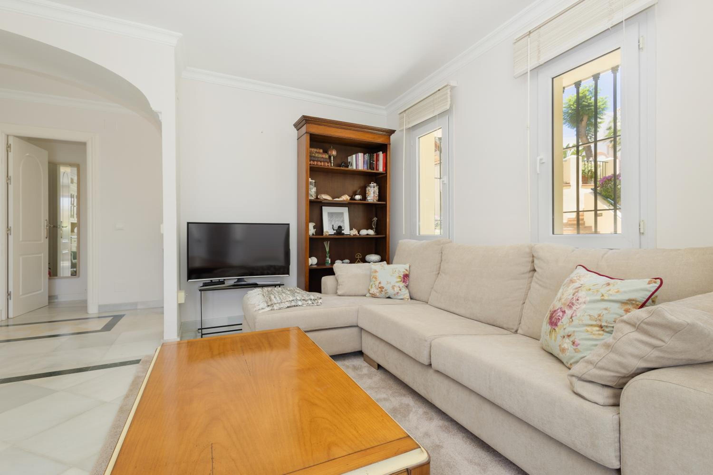 Cozy apartment with terrace and access to the beach, in Elviria, Marbella East view 4