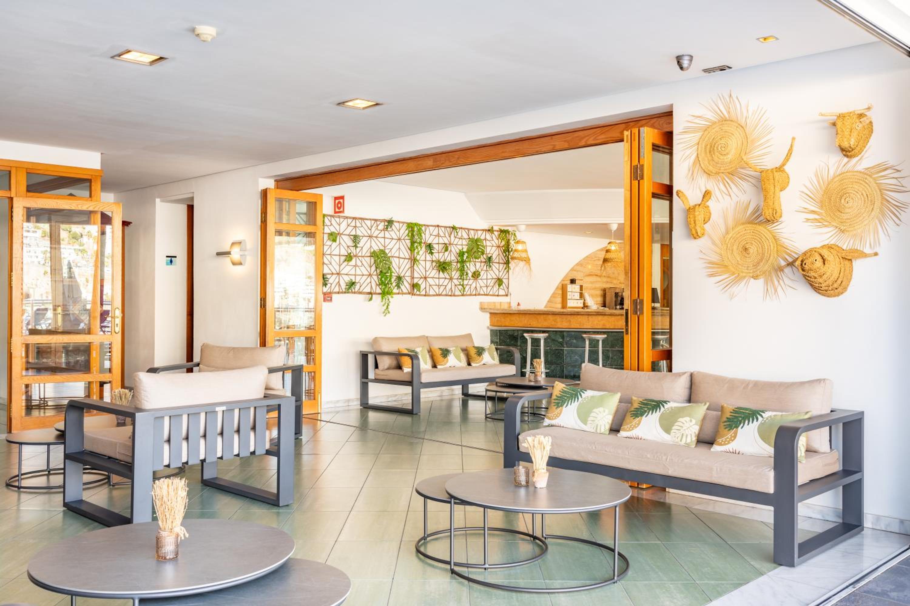 Apartamentos Cabau Cala Nova