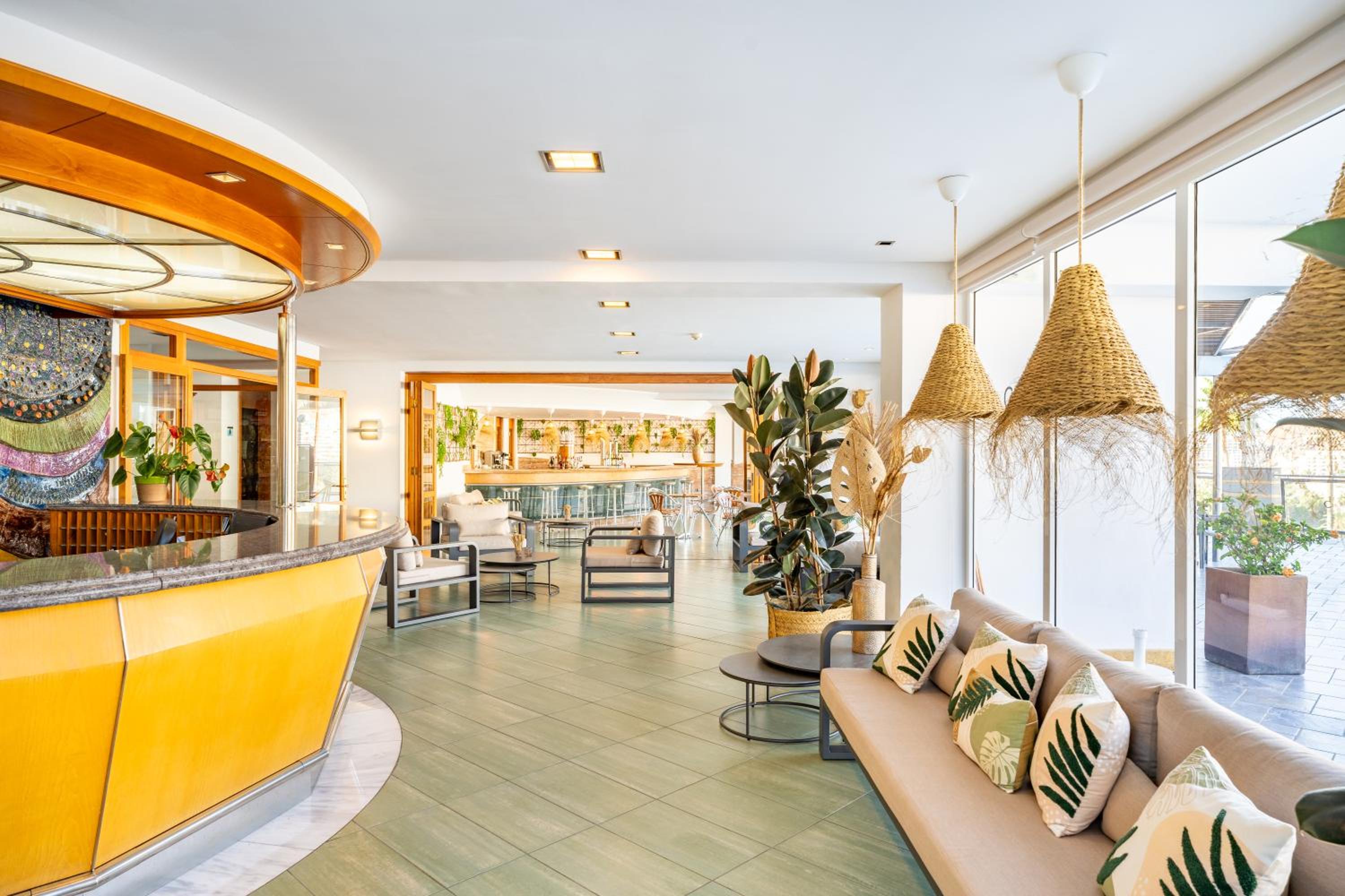 Apartamentos Cabau Cala Nova