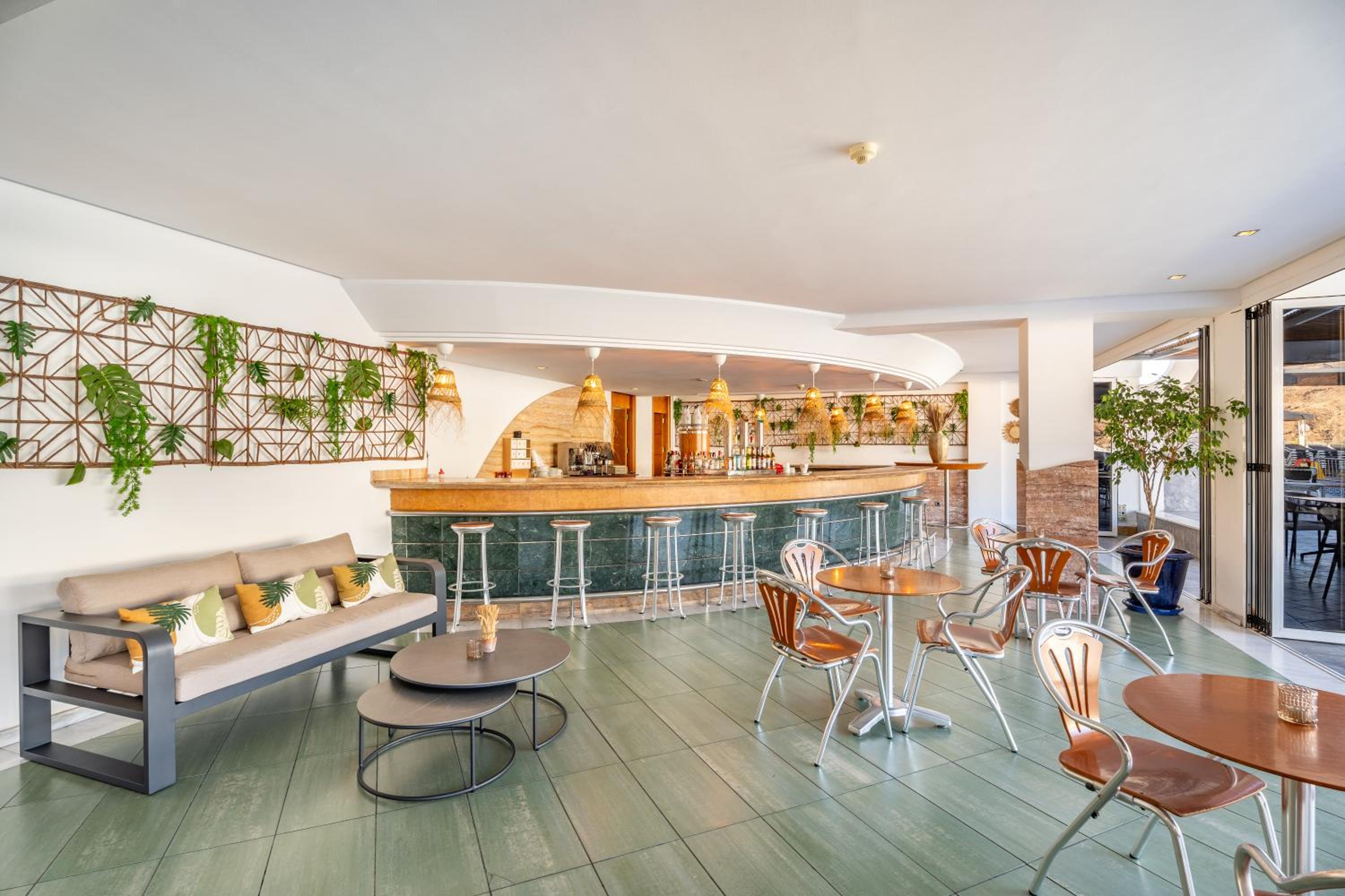 Apartamentos Cabau Cala Nova