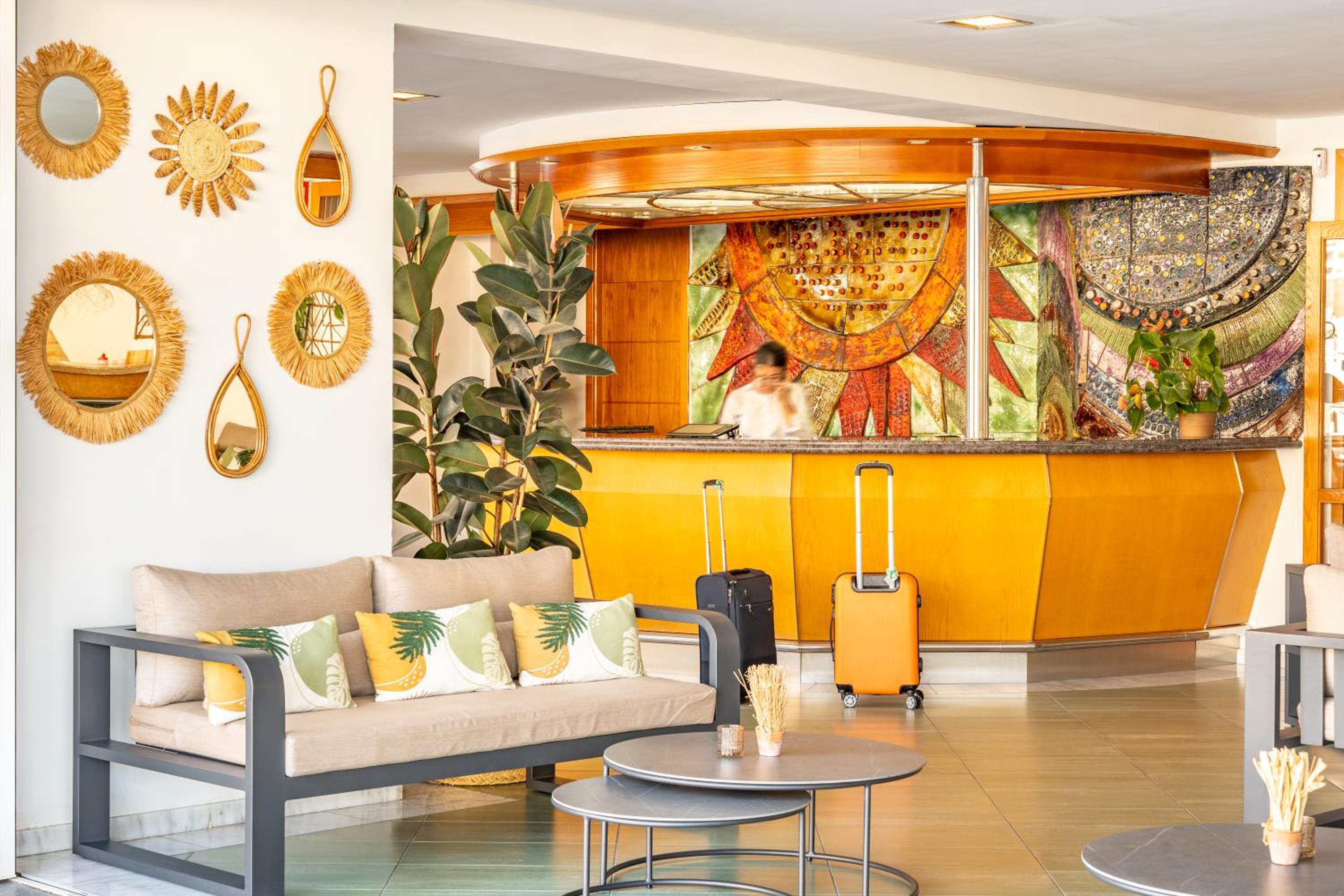 Apartamentos Cabau Cala Nova
