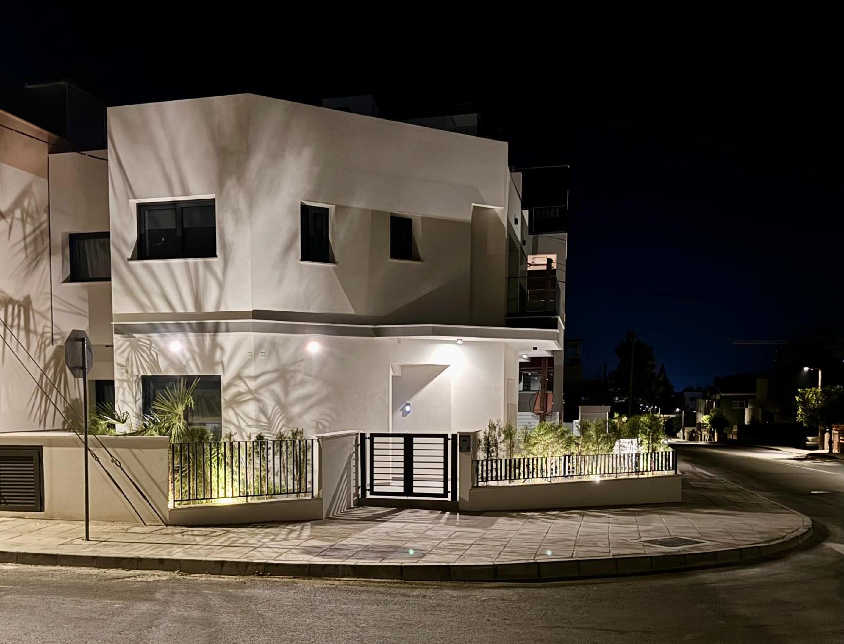 Maroulla's Modern & Spacious Family Home near the Beach