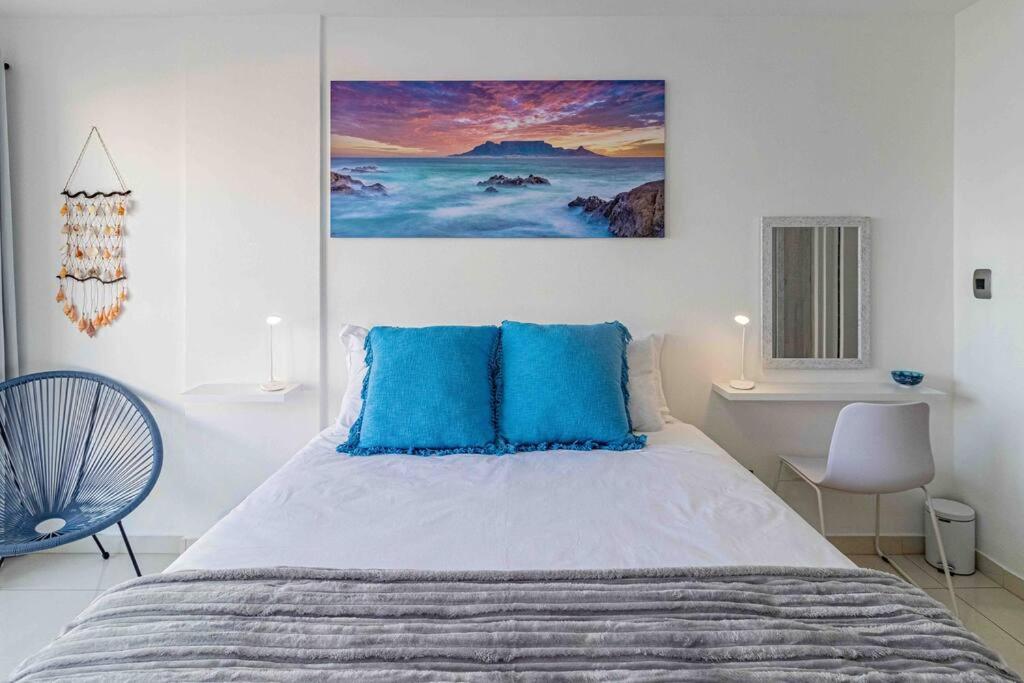 Beach Front Sea View Apartment, Table View